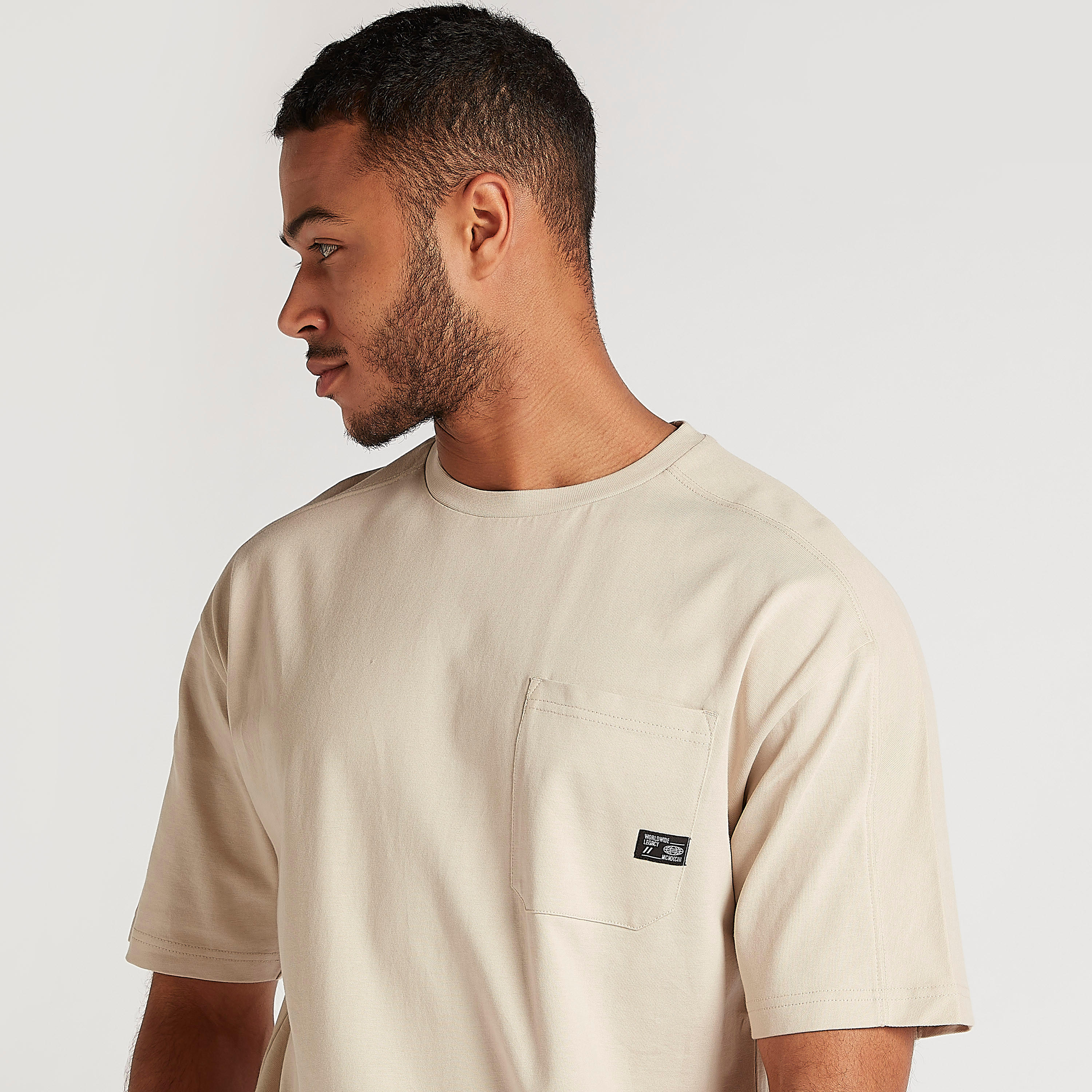 تيشيرت بياقة ضيّقة وأكمام قصيرة وطبعات-men-clothing-tshirtsandpolos-tshirts-image-5