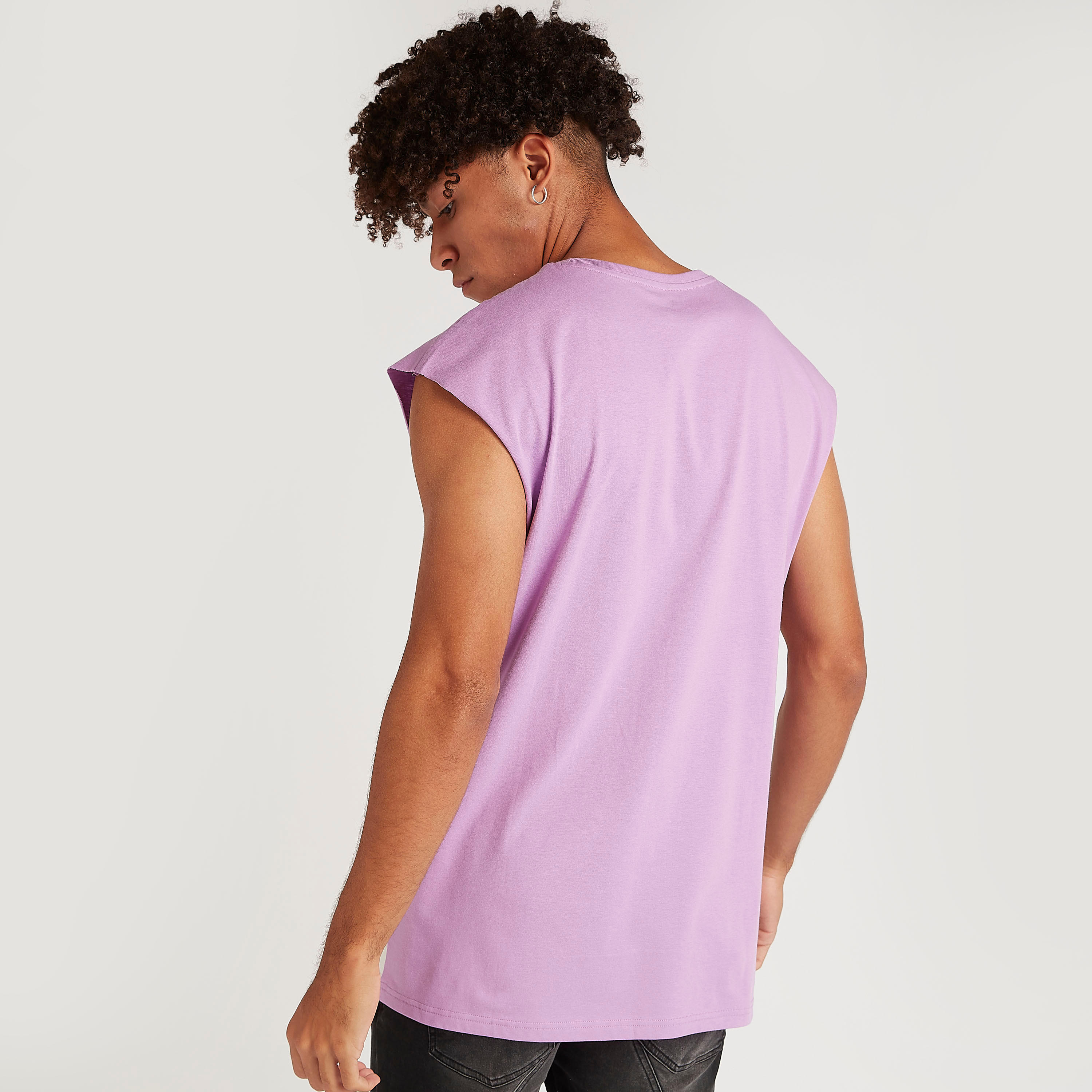 تيشيرت دون أكمام بطبعات وياقة ضيّقة-men-clothing-tshirtsandpolos-tshirts-image-4