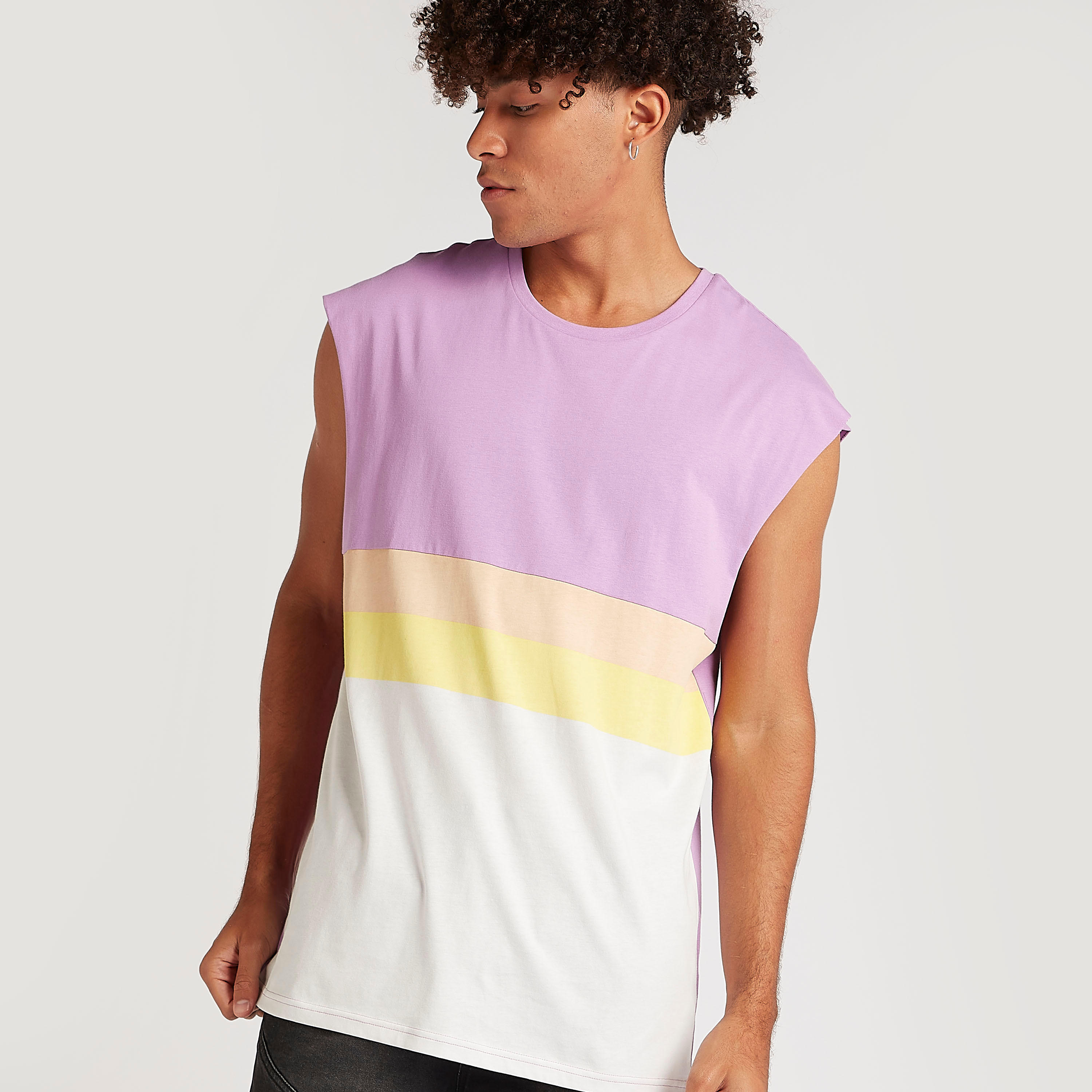 تيشيرت دون أكمام بطبعات وياقة ضيّقة-men-clothing-tshirtsandpolos-tshirts-image-5