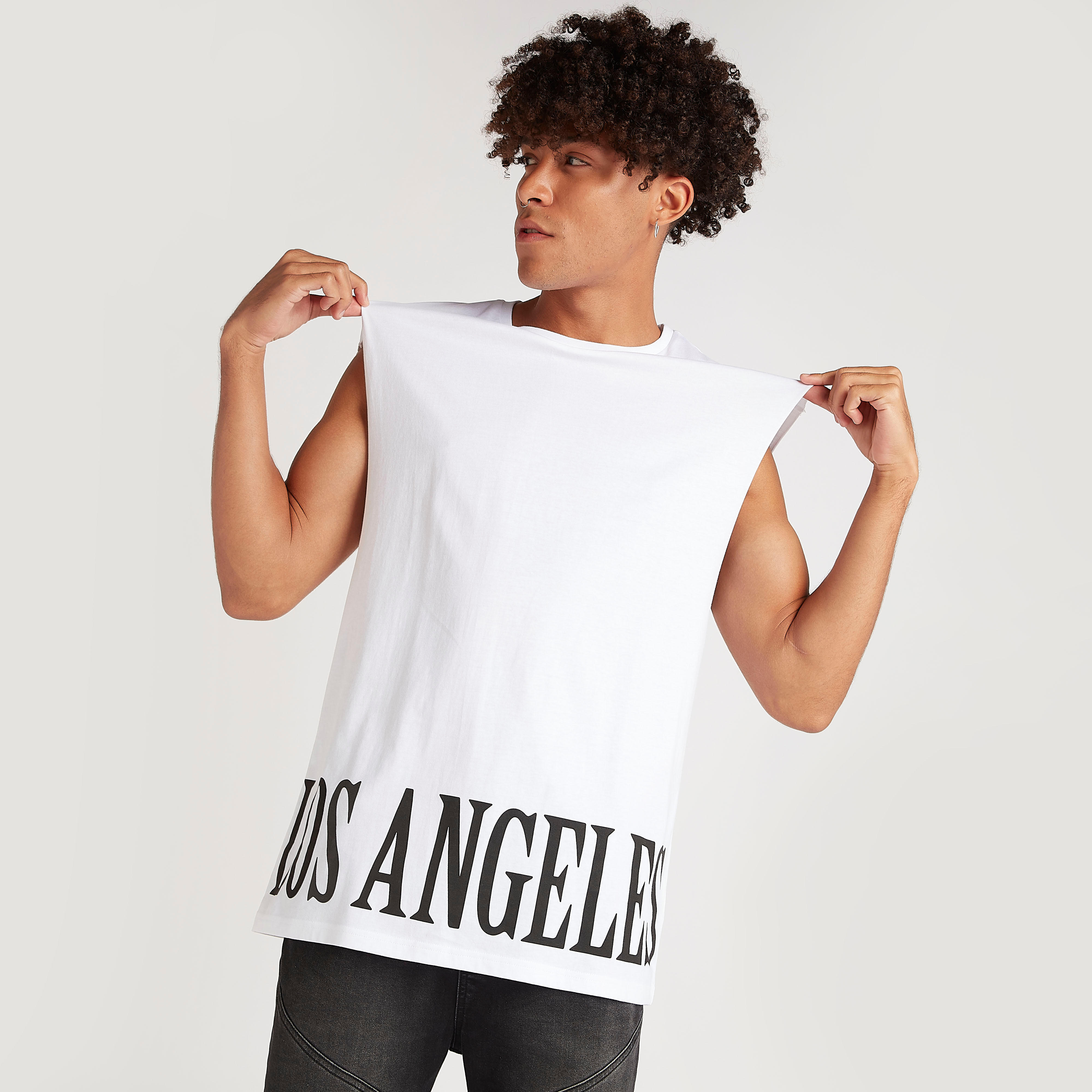 تيشيرت دون أكمام بياقة ضيّقة وطبعات تايبوجرافِيك-men-clothing-tshirtsandpolos-tshirts-image-6