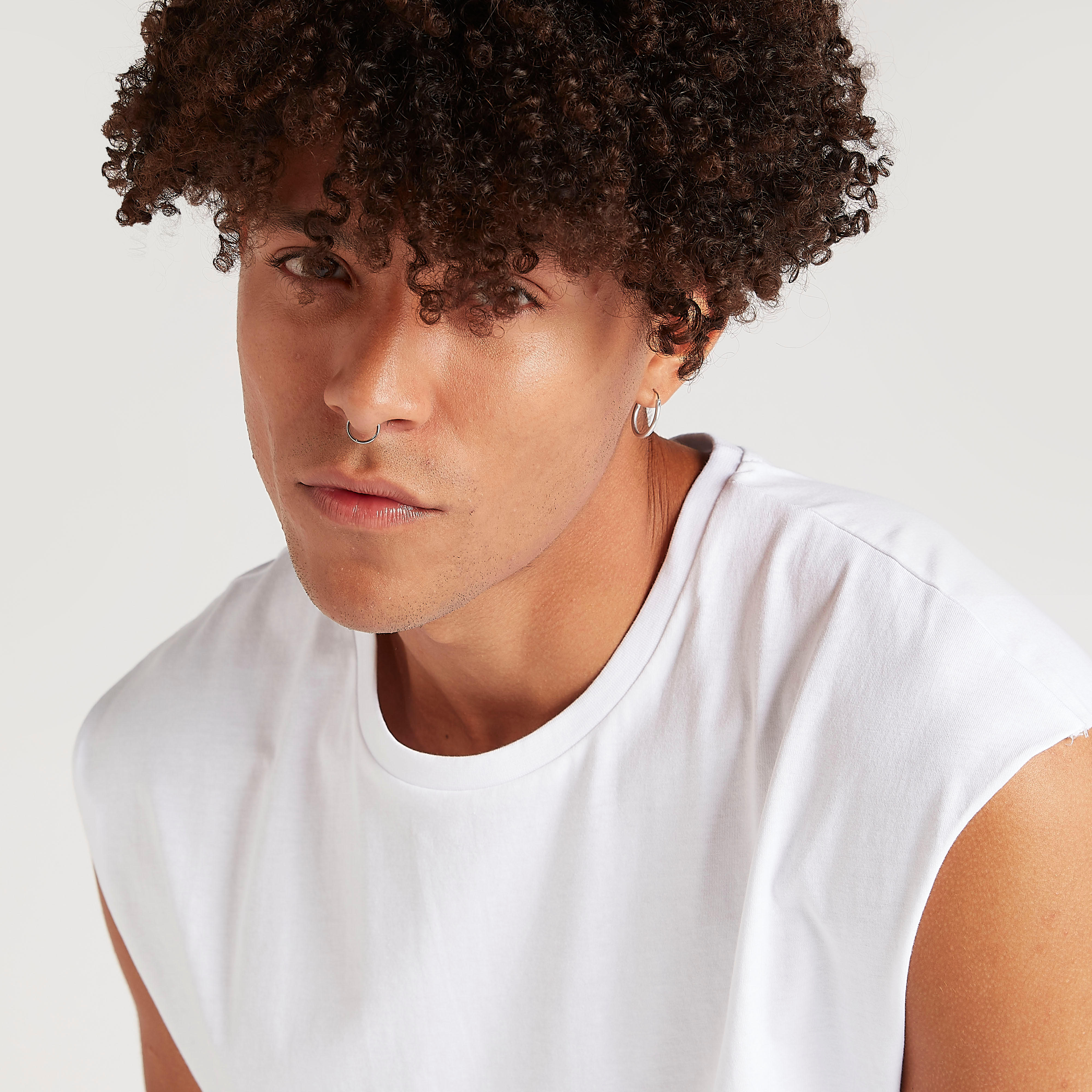 تيشيرت دون أكمام بياقة ضيّقة وطبعات تايبوجرافِيك-men-clothing-tshirtsandpolos-tshirts-image-4