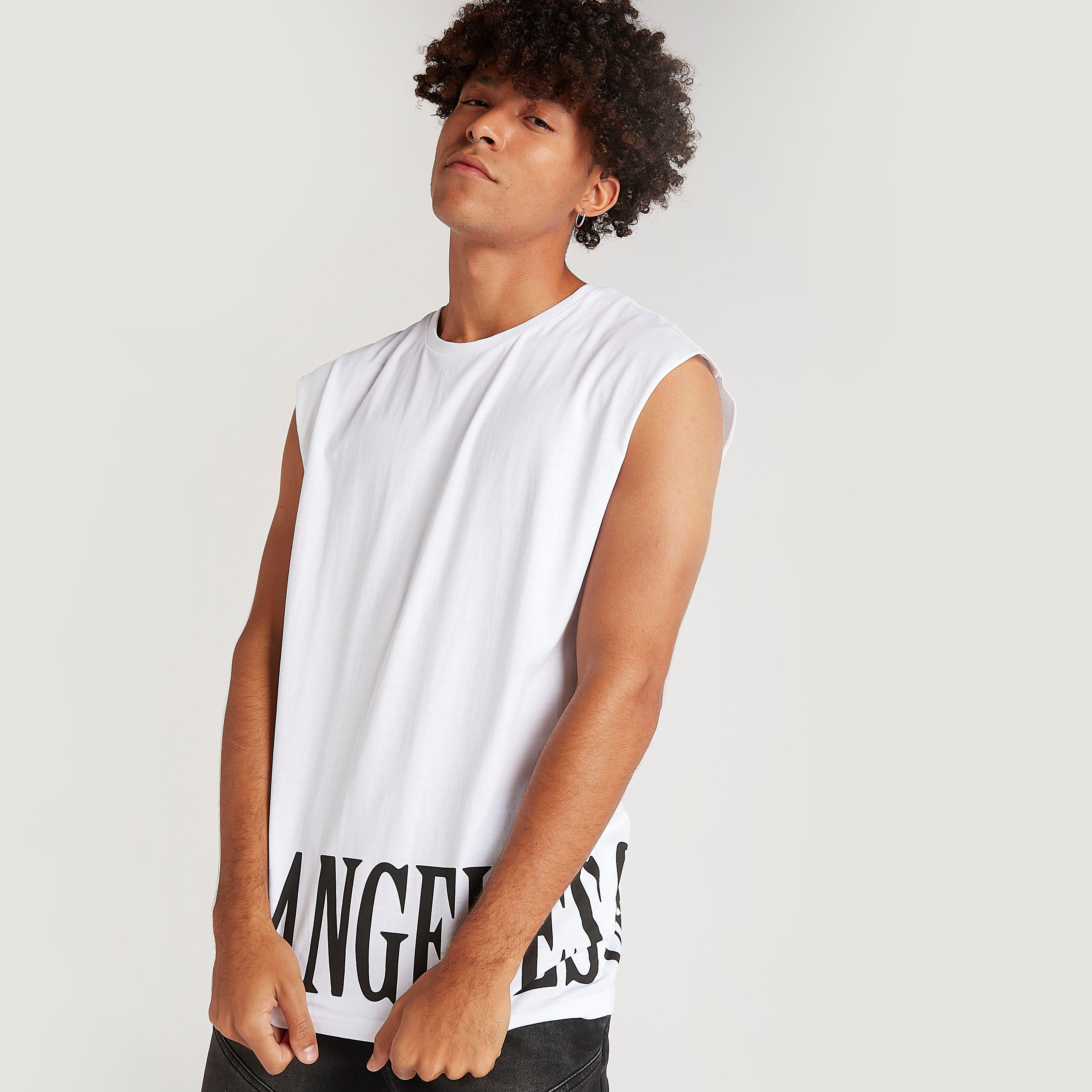 تيشيرت دون أكمام بياقة ضيّقة وطبعات تايبوجرافِيك-men-clothing-tshirtsandpolos-tshirts-image-2