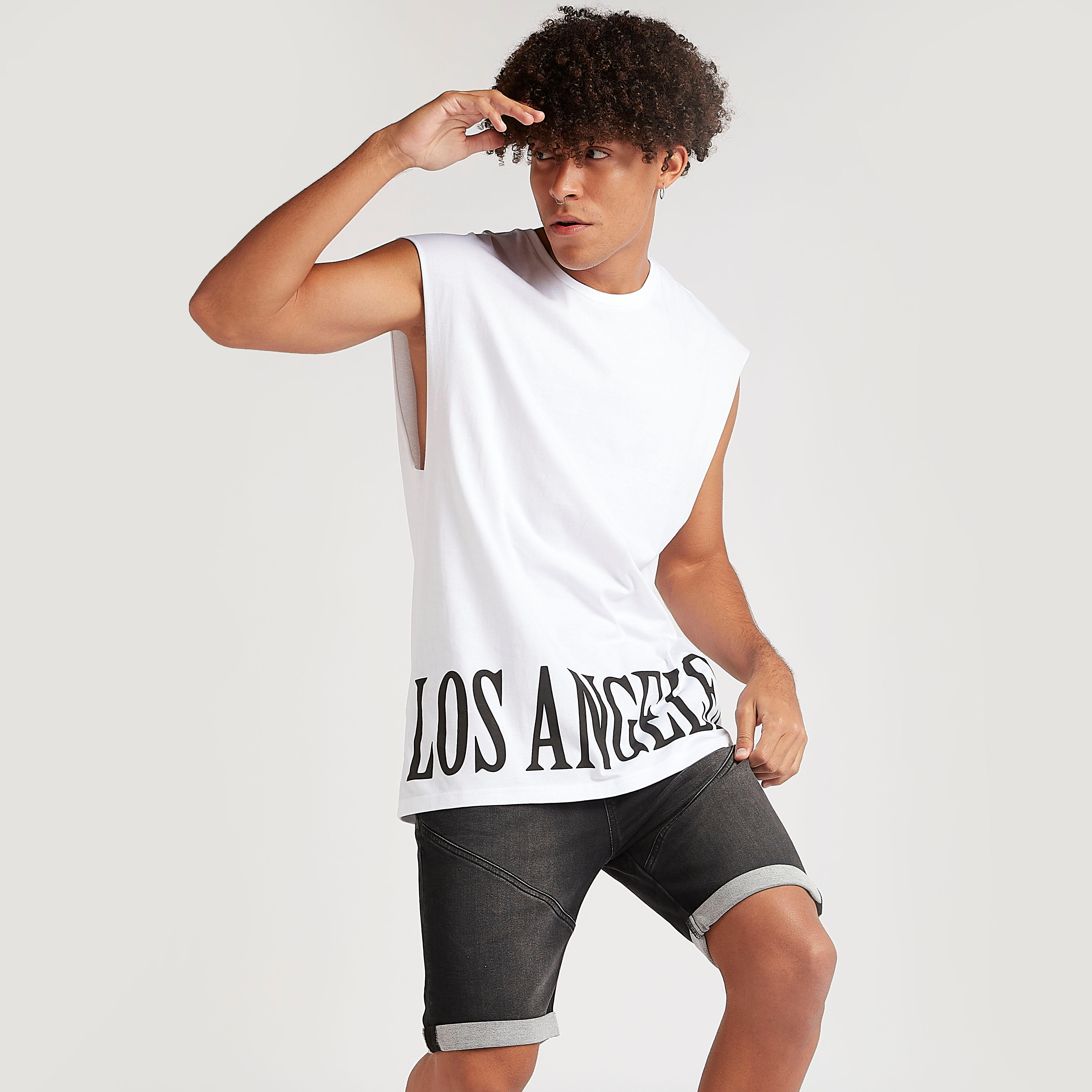 تيشيرت دون أكمام بياقة ضيّقة وطبعات تايبوجرافِيك-men-clothing-tshirtsandpolos-tshirts-image-1