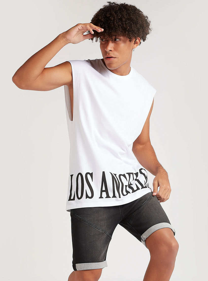 تيشيرت دون أكمام بياقة ضيّقة وطبعات تايبوجرافِيك-men-clothing-tshirtsandpolos-tshirts-image-1