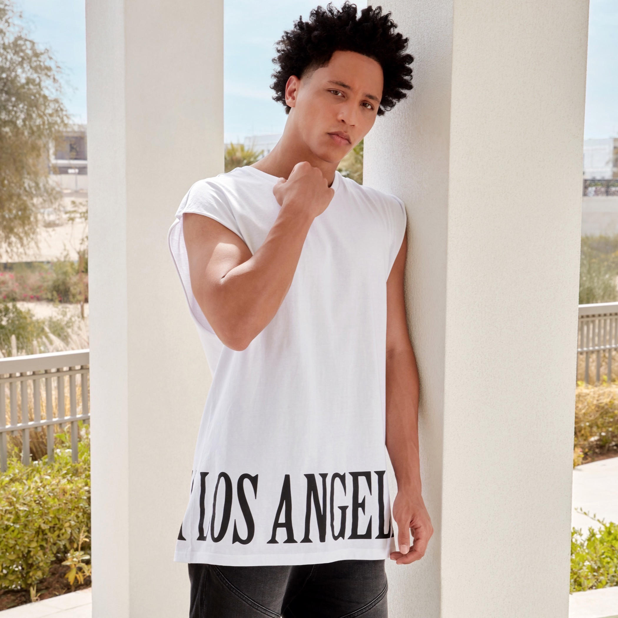 تيشيرت دون أكمام بياقة ضيّقة وطبعات تايبوجرافِيك-men-clothing-tshirtsandpolos-tshirts-image-7