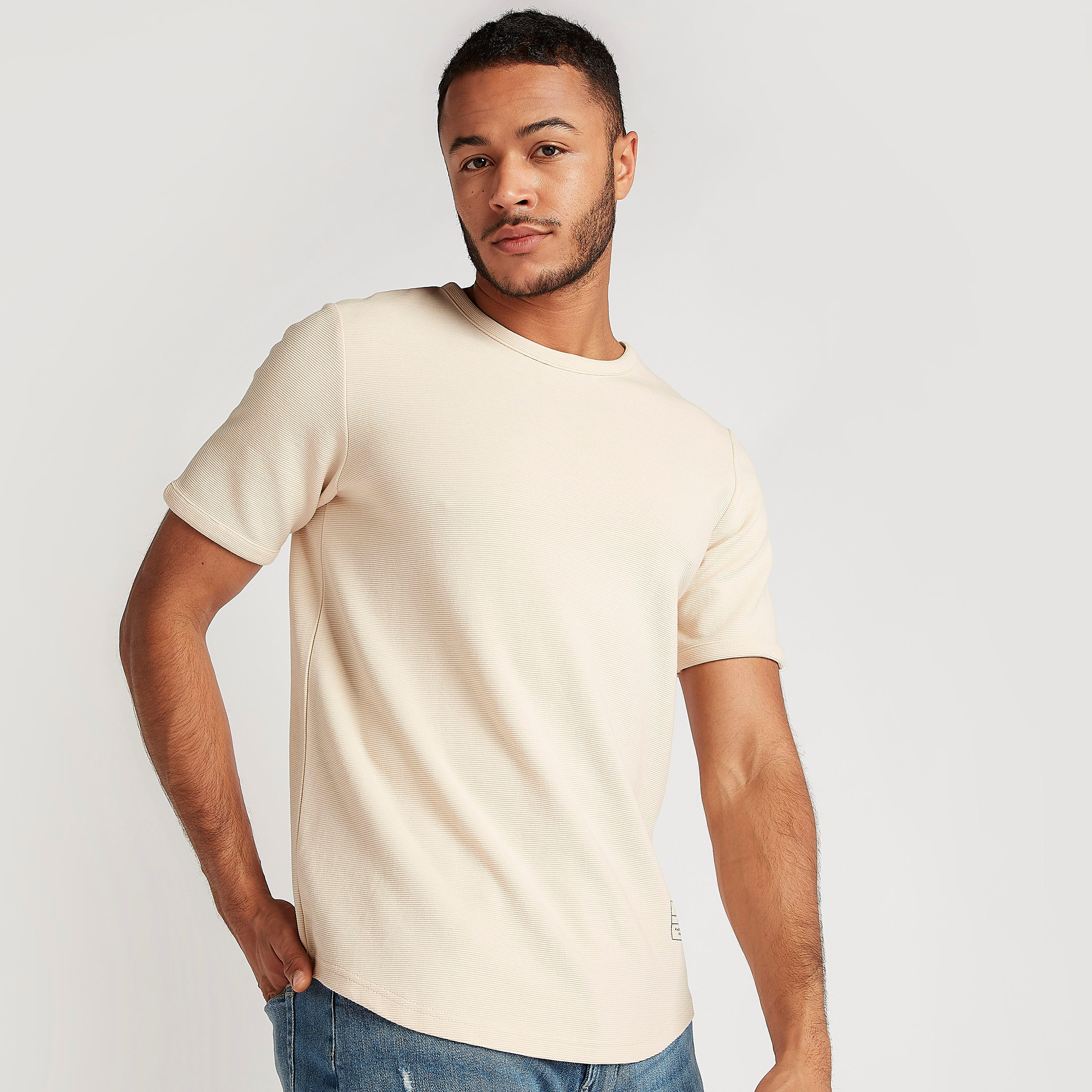 تيشيرت بياقة ضيّقة وأكمام قصيرة وطبعات-men-clothing-tshirtsandpolos-tshirts-image-1