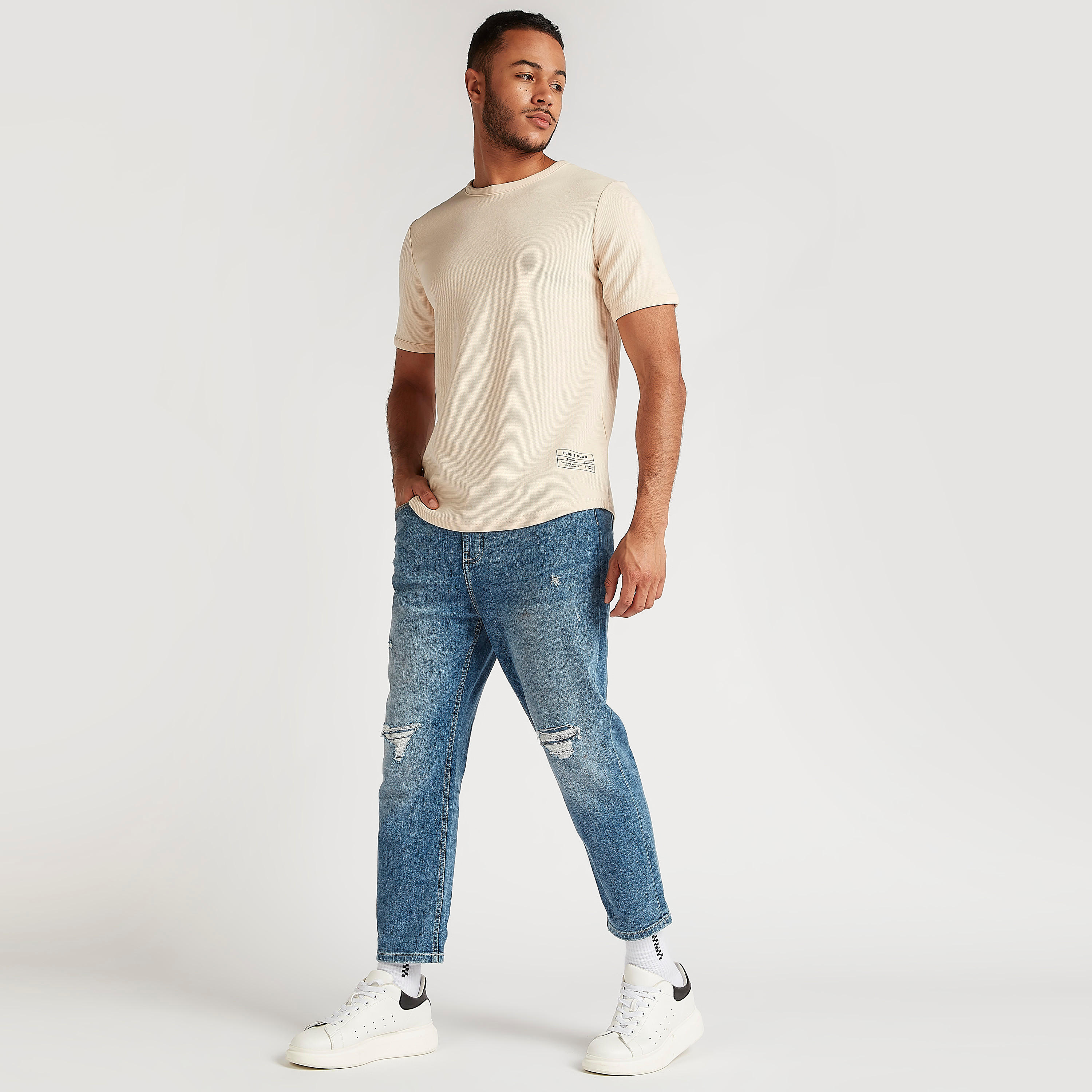 تيشيرت بياقة ضيّقة وأكمام قصيرة وطبعات-men-clothing-tshirtsandpolos-tshirts-image-2