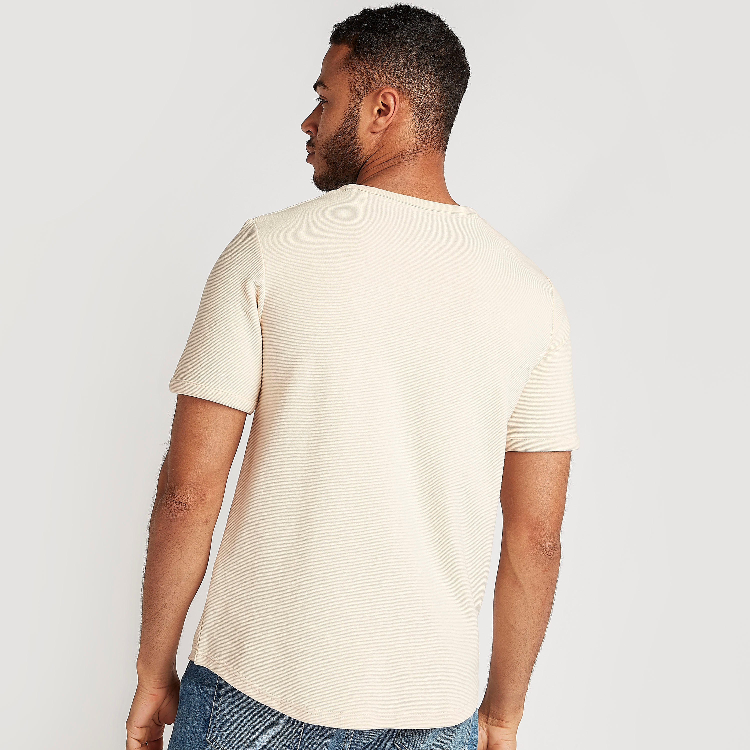 تيشيرت بياقة ضيّقة وأكمام قصيرة وطبعات-men-clothing-tshirtsandpolos-tshirts-image-4