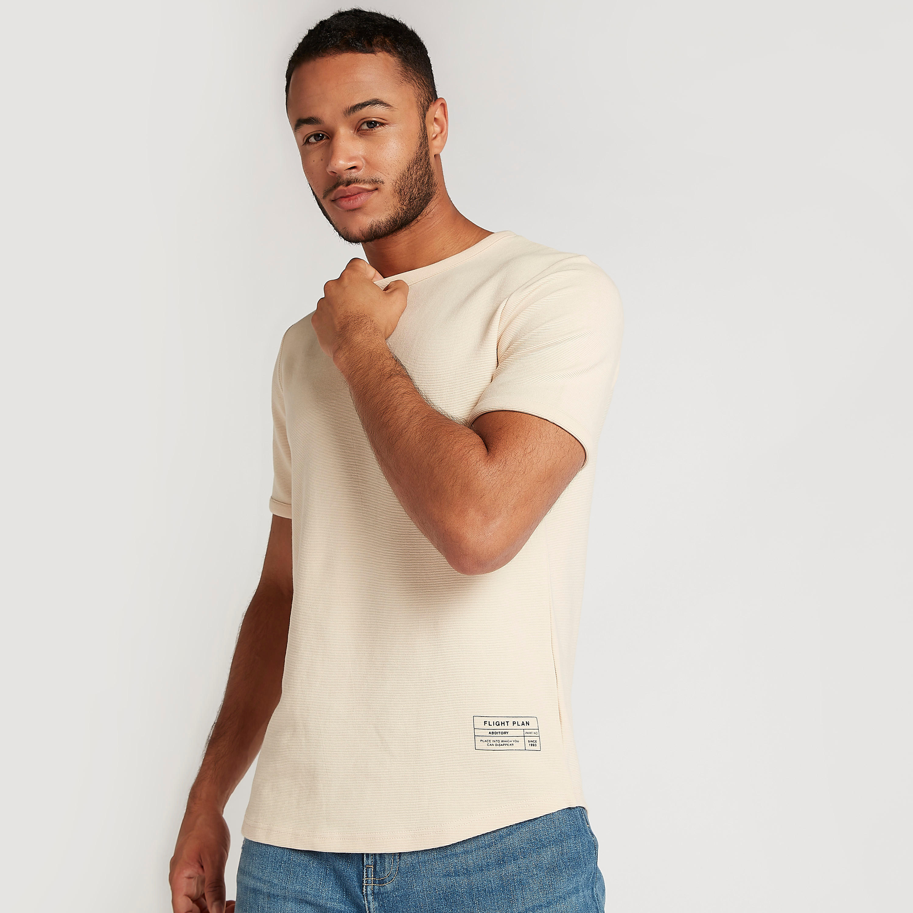 تيشيرت بياقة ضيّقة وأكمام قصيرة وطبعات-men-clothing-tshirtsandpolos-tshirts-image-5