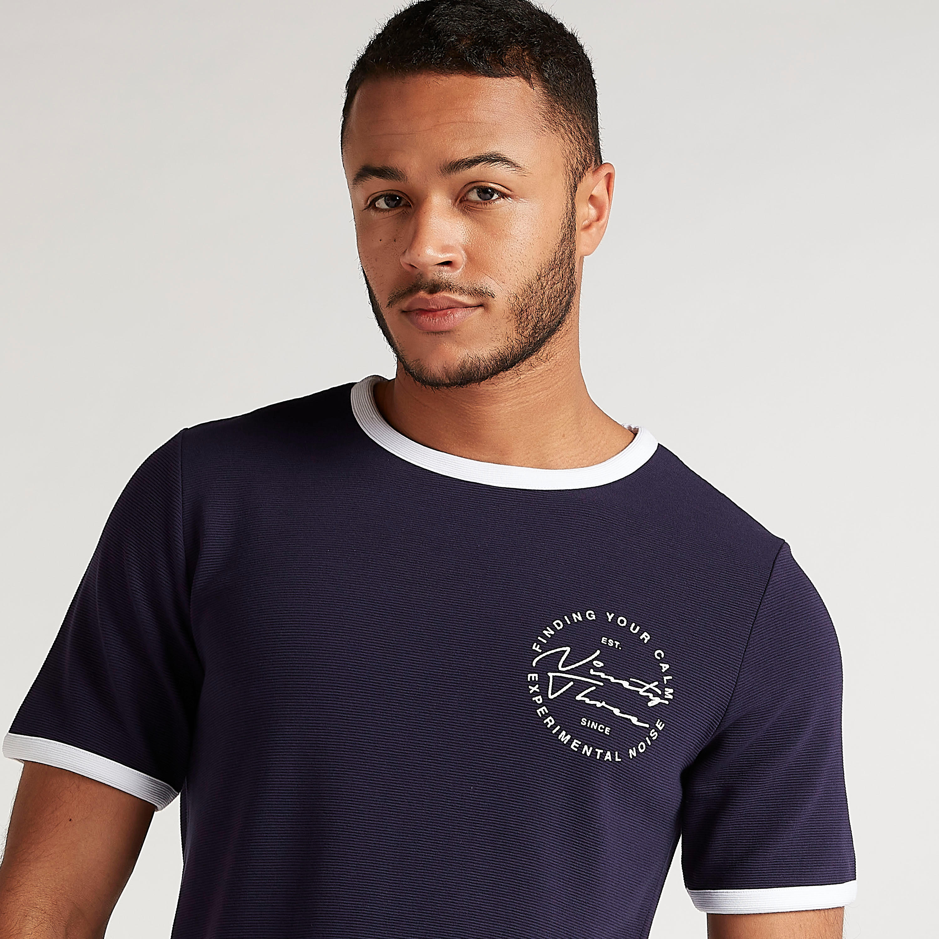 تيشيرت بياقة ضيّقة وأكمام قصيرة وطبعات-men-clothing-tshirtsandpolos-tshirts-image-1