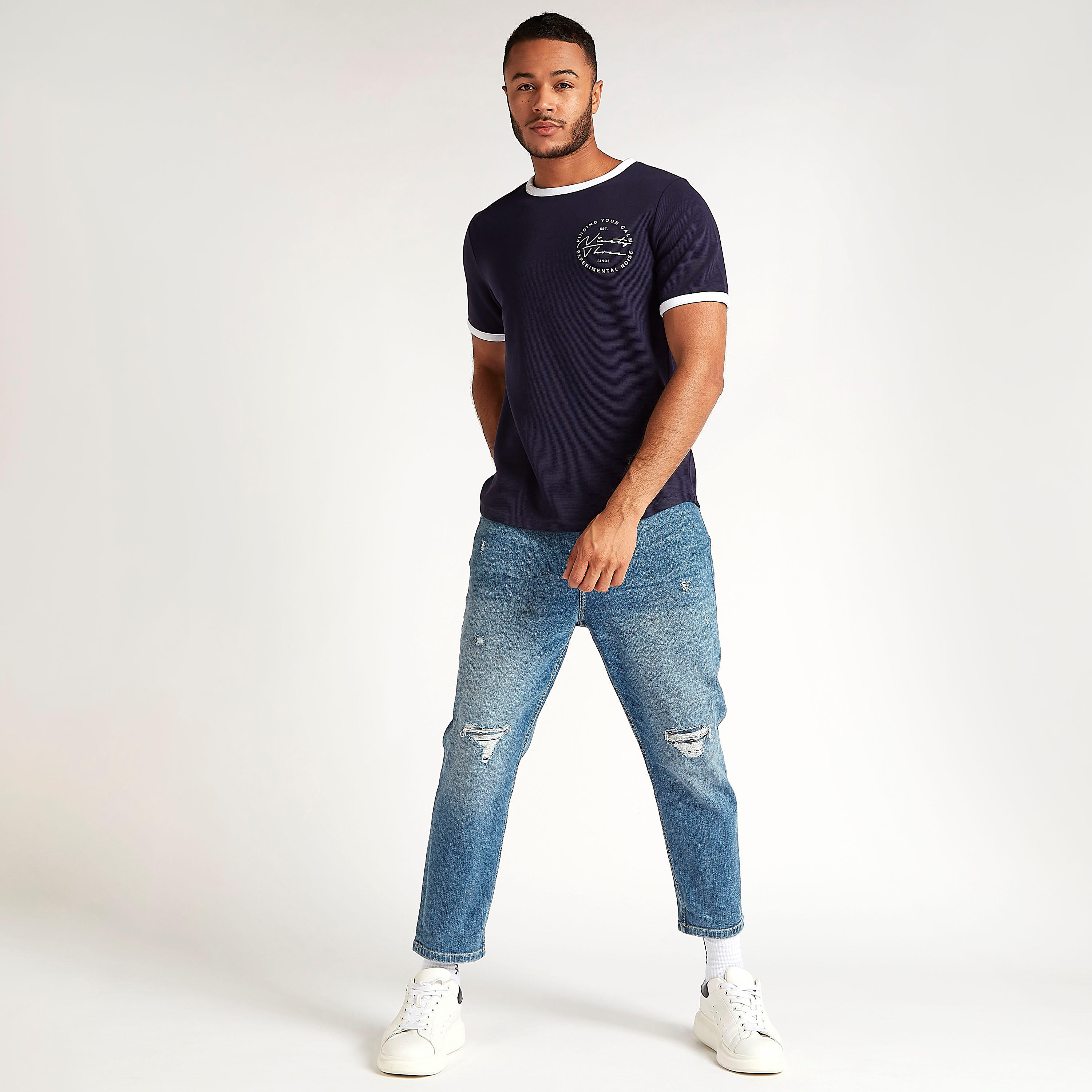 تيشيرت بياقة ضيّقة وأكمام قصيرة وطبعات-men-clothing-tshirtsandpolos-tshirts-image-2