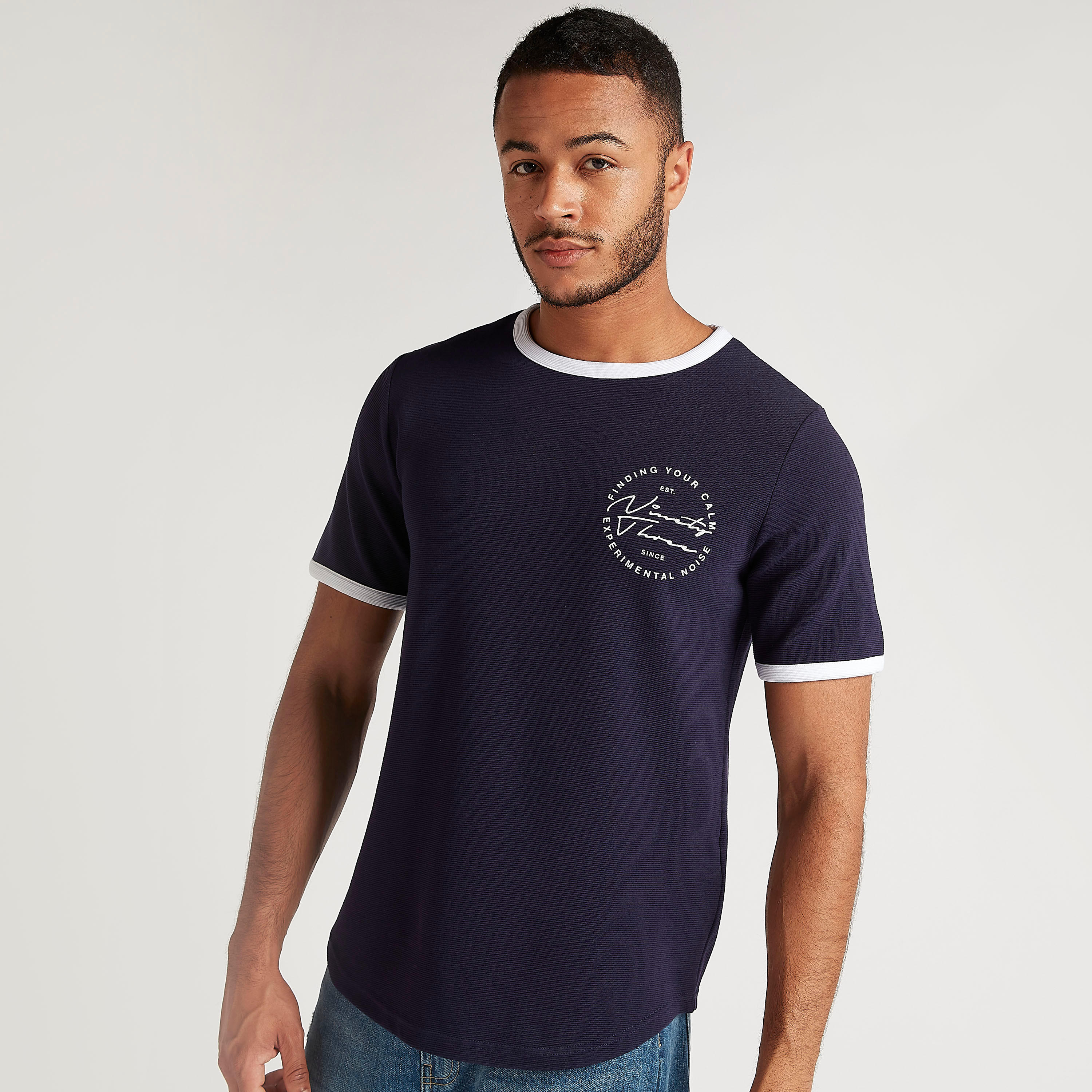 تيشيرت بياقة ضيّقة وأكمام قصيرة وطبعات-men-clothing-tshirtsandpolos-tshirts-image-3