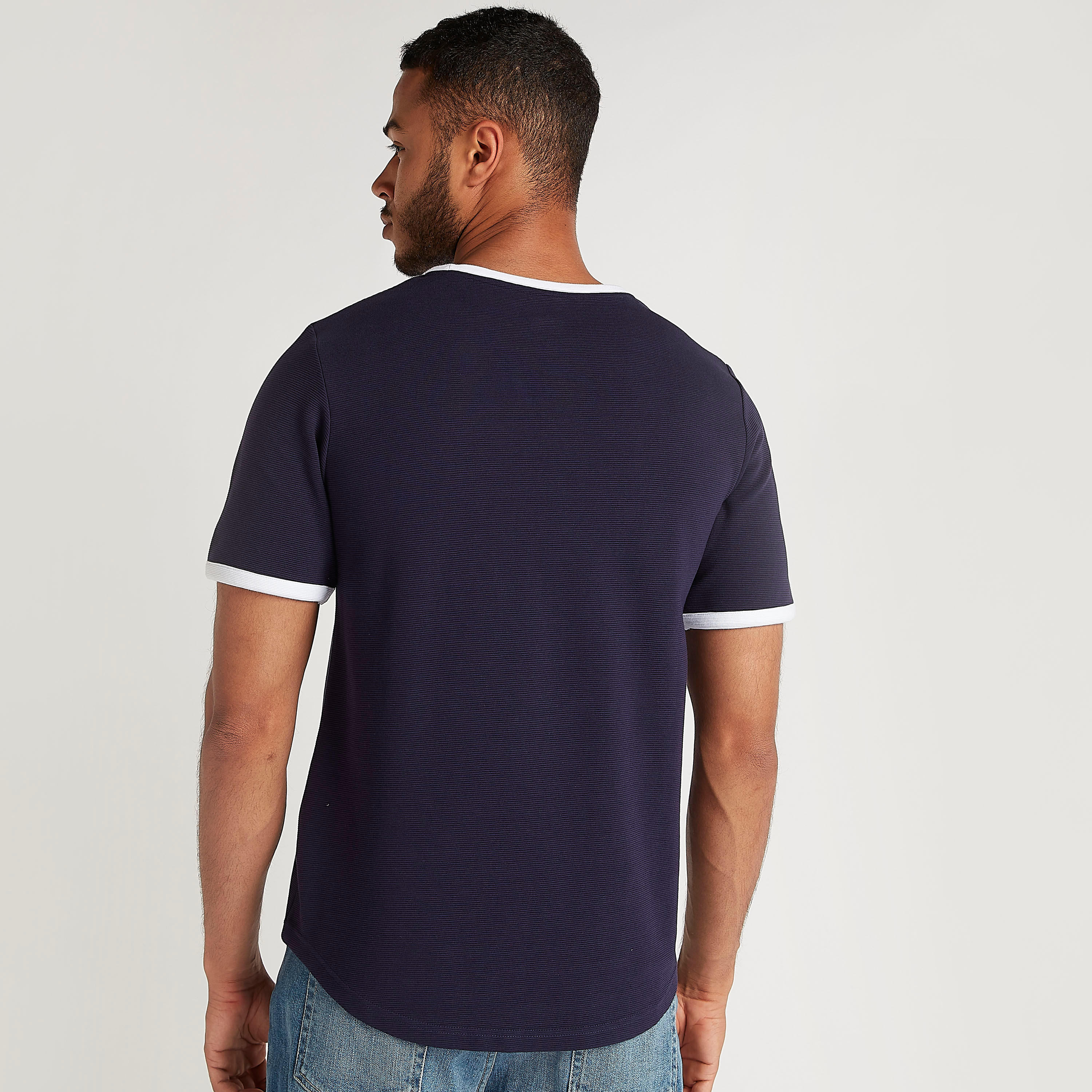تيشيرت بياقة ضيّقة وأكمام قصيرة وطبعات-men-clothing-tshirtsandpolos-tshirts-image-4