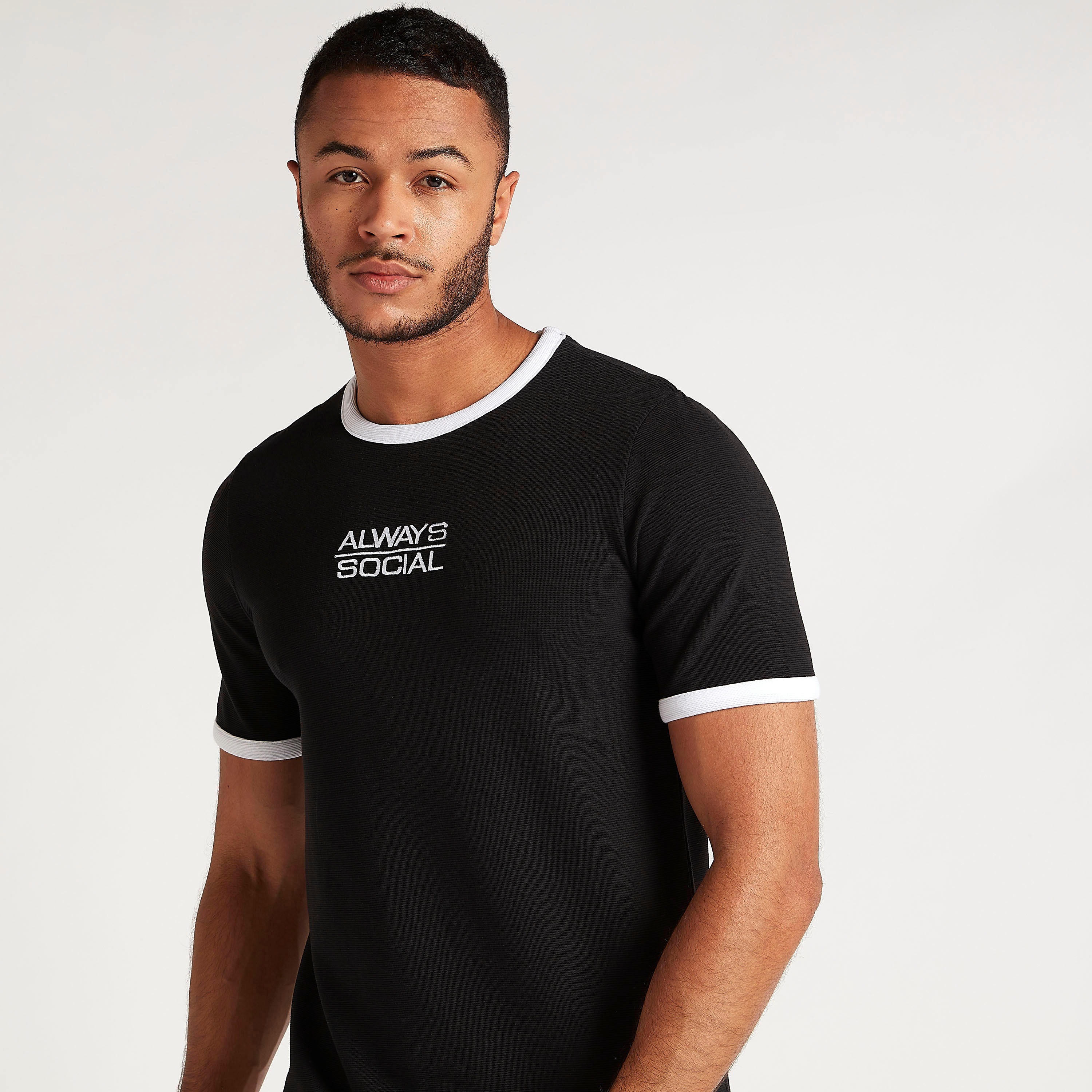 تيشيرت بياقة ضيّقة وأكمام قصيرة وطبعات-men-clothing-tshirtsandpolos-tshirts-image-1