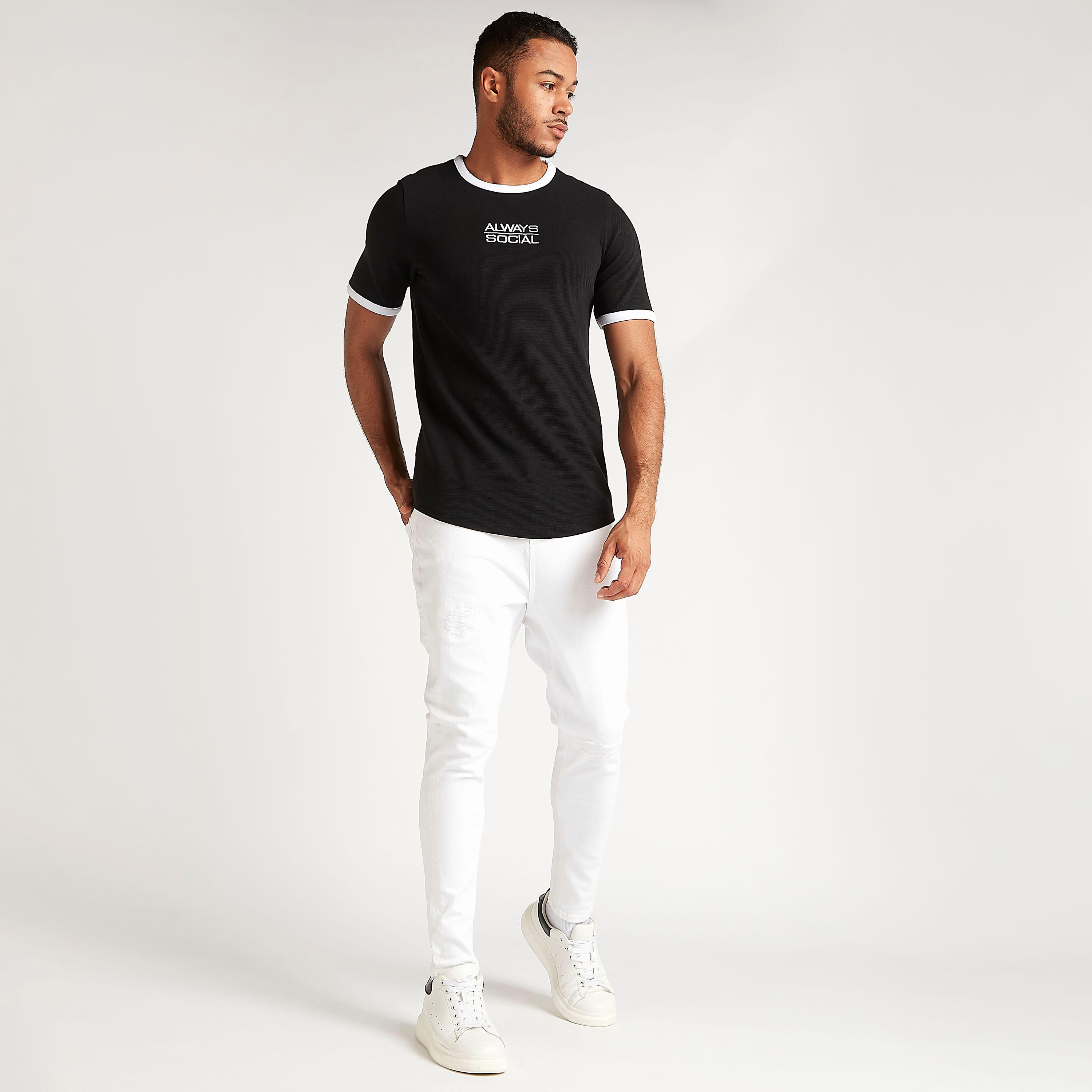 تيشيرت بياقة ضيّقة وأكمام قصيرة وطبعات-men-clothing-tshirtsandpolos-tshirts-image-2