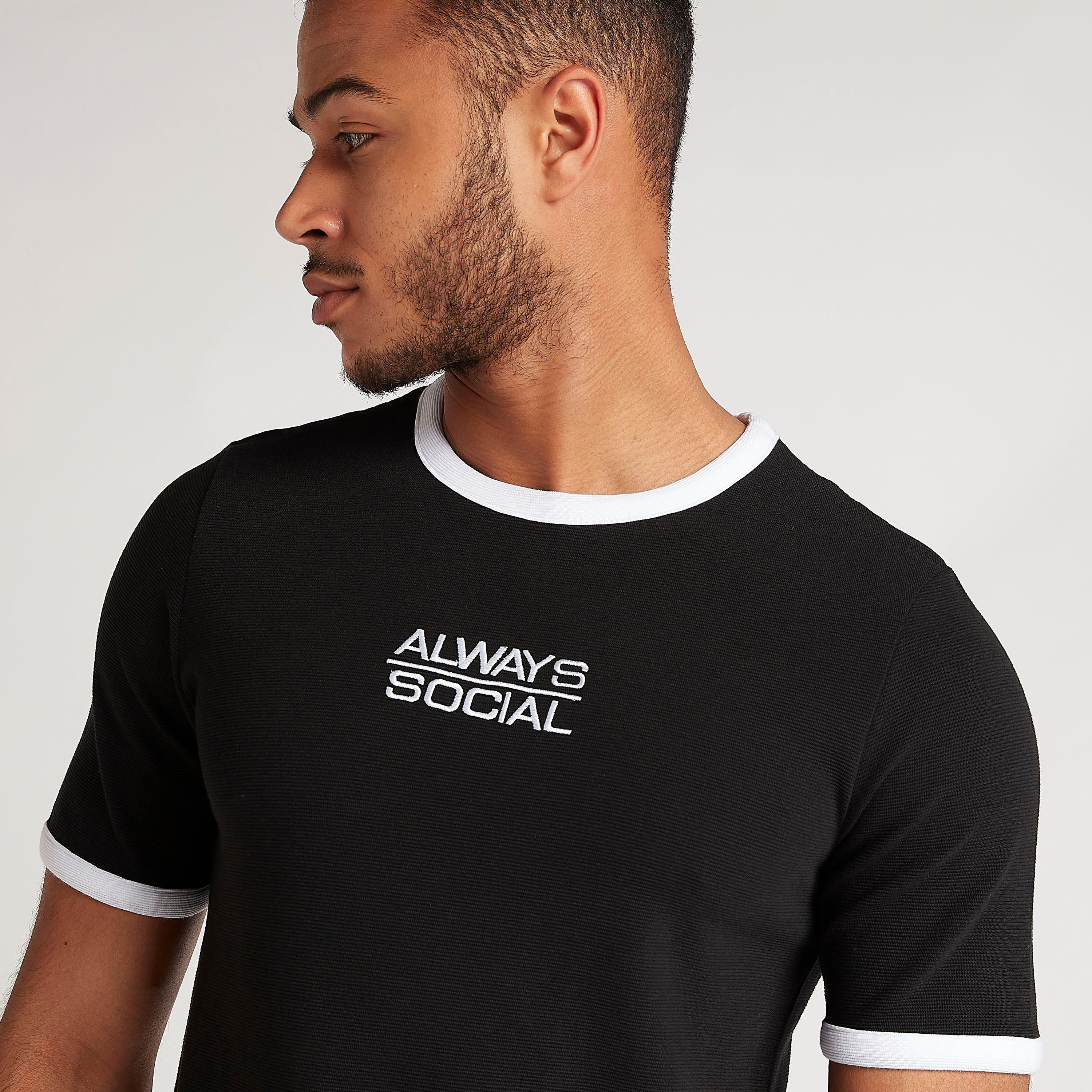 تيشيرت بياقة ضيّقة وأكمام قصيرة وطبعات-men-clothing-tshirtsandpolos-tshirts-image-3