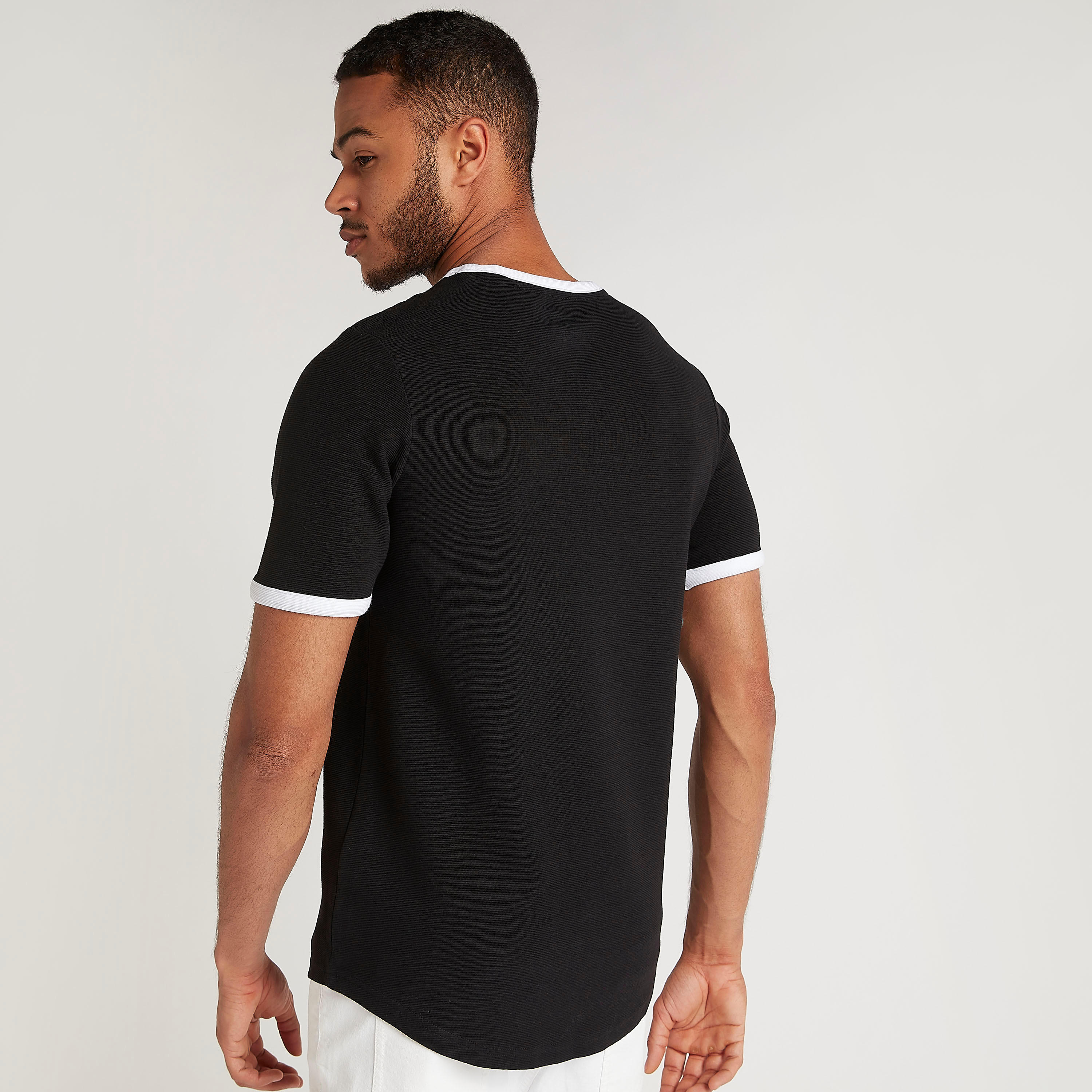 تيشيرت بياقة ضيّقة وأكمام قصيرة وطبعات-men-clothing-tshirtsandpolos-tshirts-image-4