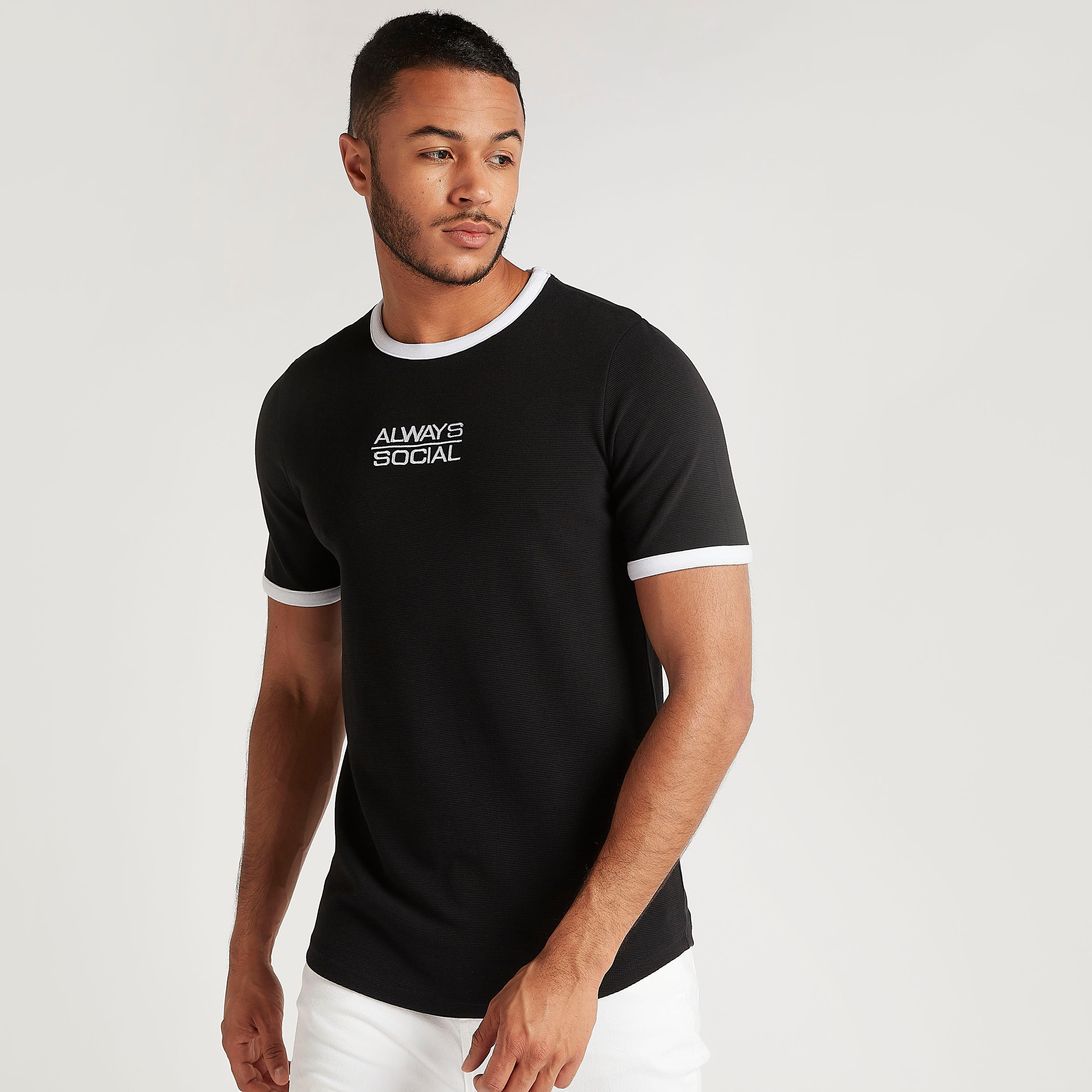 تيشيرت بياقة ضيّقة وأكمام قصيرة وطبعات-men-clothing-tshirtsandpolos-tshirts-image-5