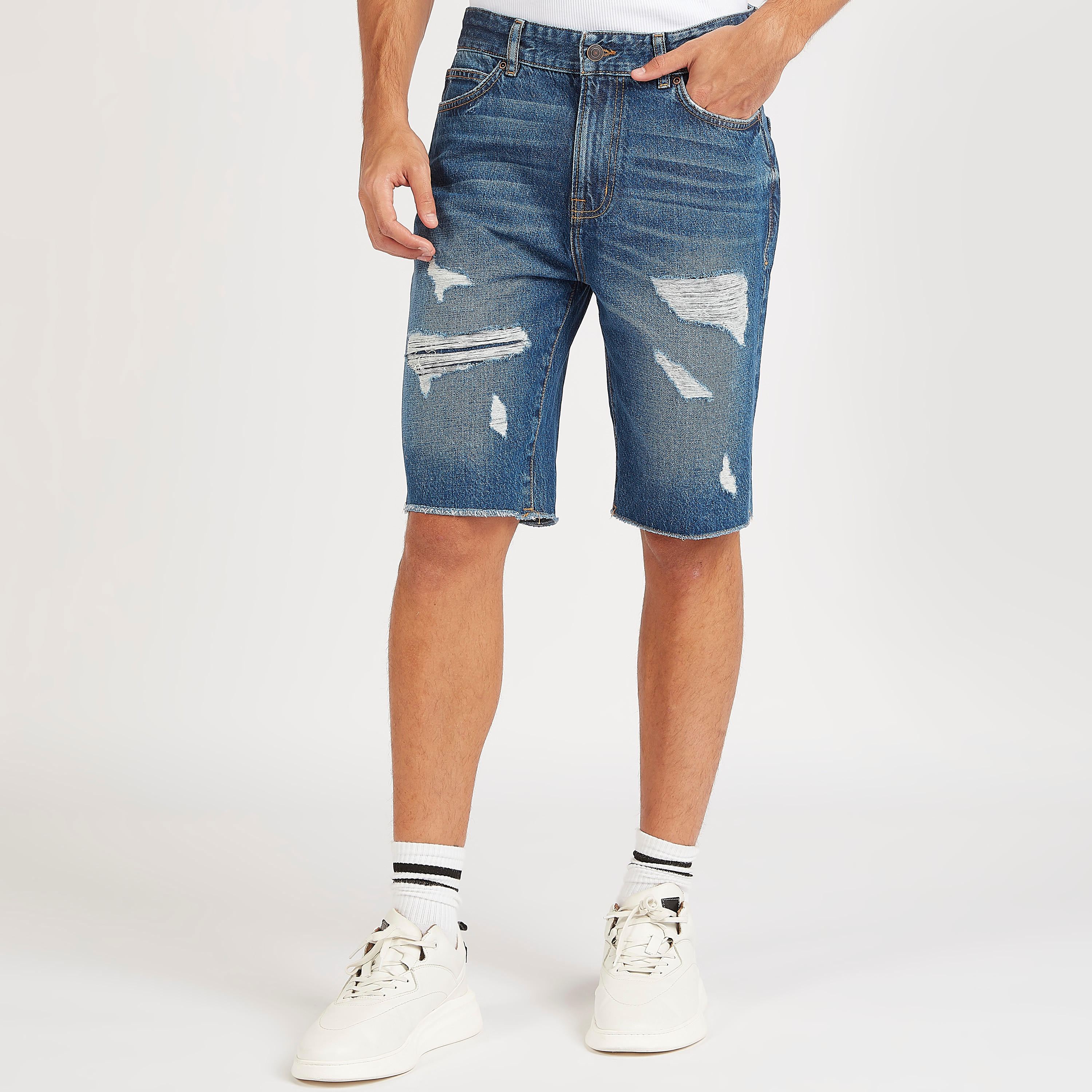 شورت دنيم مضلّع بخصر متوسّط الارتفاع وزر إغلاق-men-clothing-bottoms-shorts-image-1