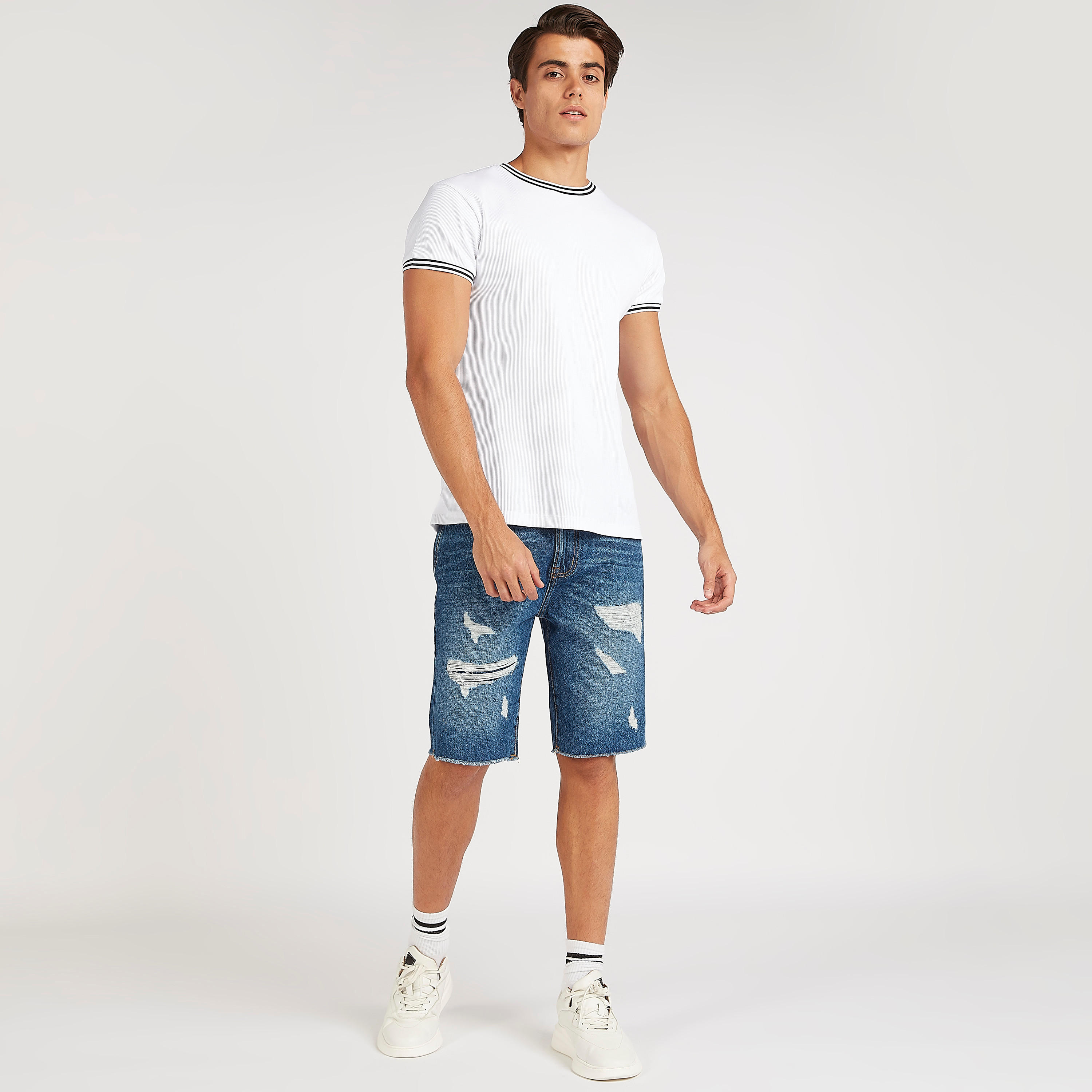 شورت دنيم مضلّع بخصر متوسّط الارتفاع وزر إغلاق-men-clothing-bottoms-shorts-image-2