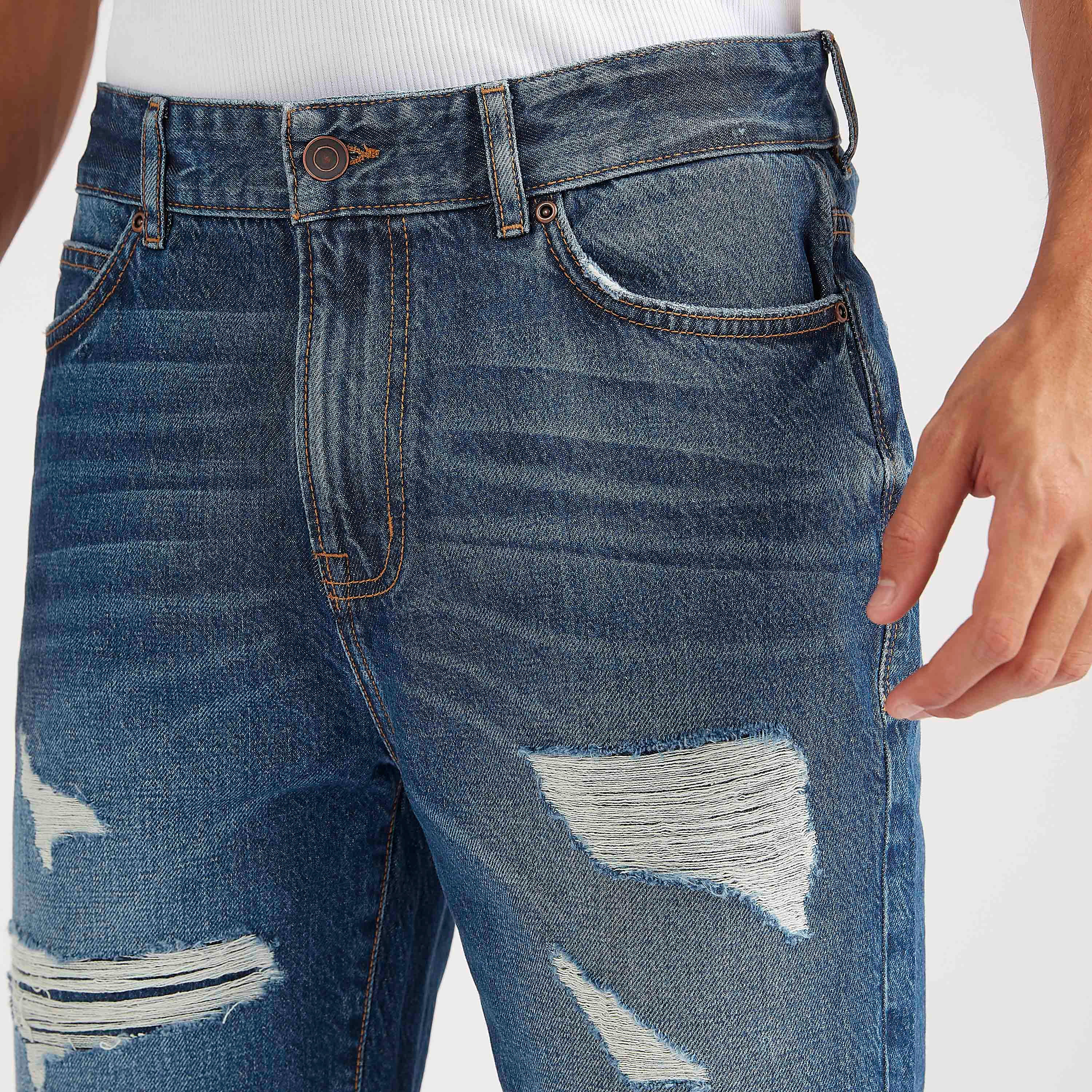 شورت دنيم مضلّع بخصر متوسّط الارتفاع وزر إغلاق-men-clothing-bottoms-shorts-image-3