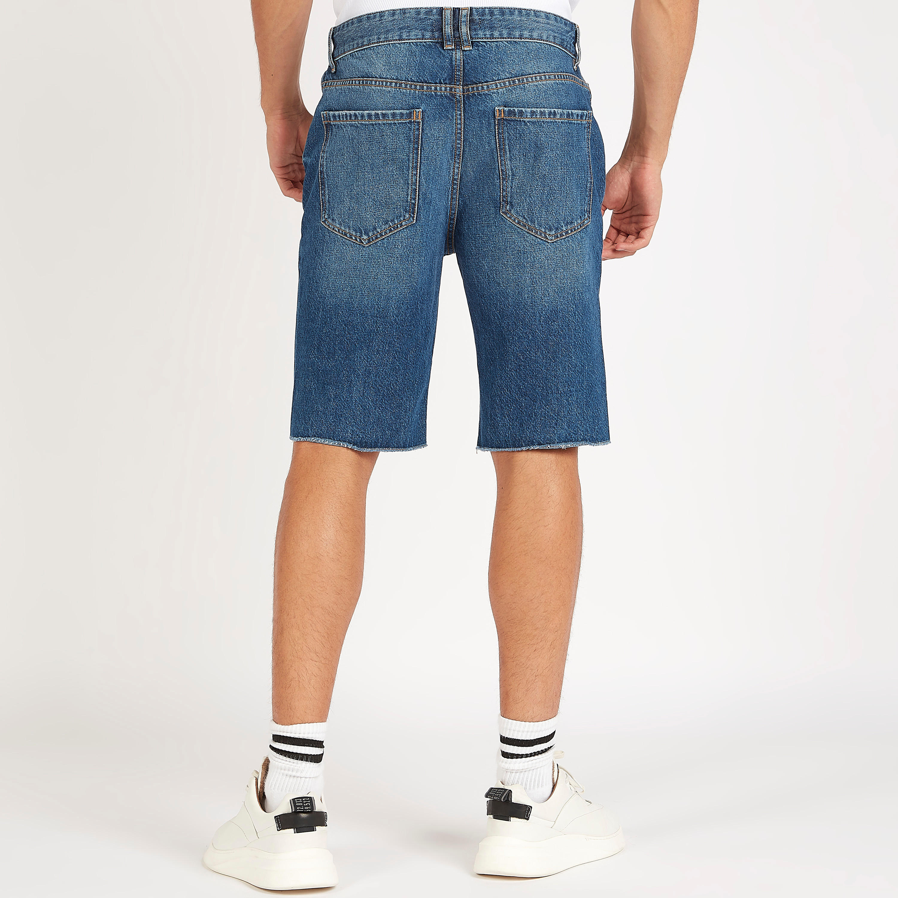 شورت دنيم مضلّع بخصر متوسّط الارتفاع وزر إغلاق-men-clothing-bottoms-shorts-image-4