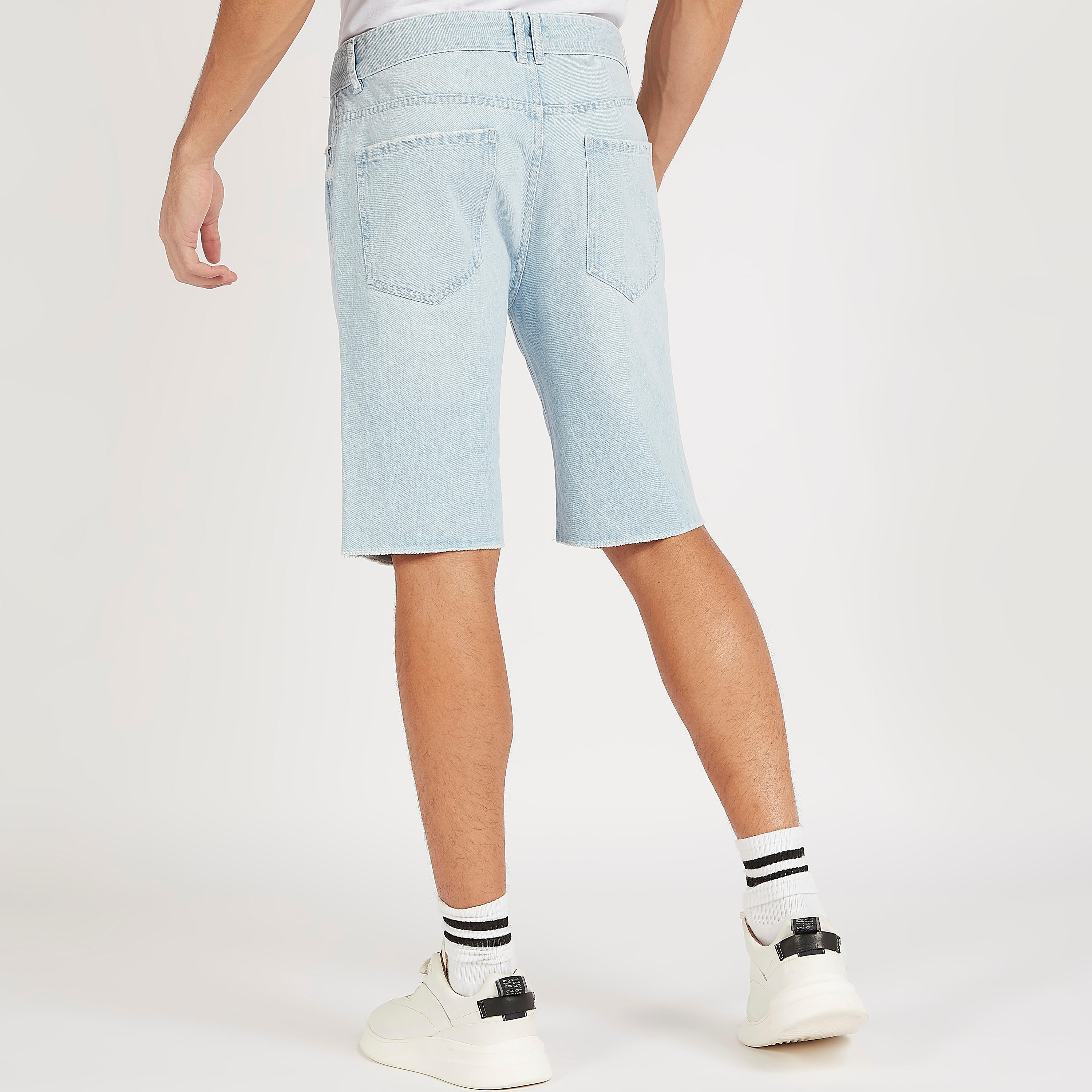شورت دنيم مضلّع بخصر متوسّط الارتفاع وجيوب-men-clothing-bottoms-shorts-image-4
