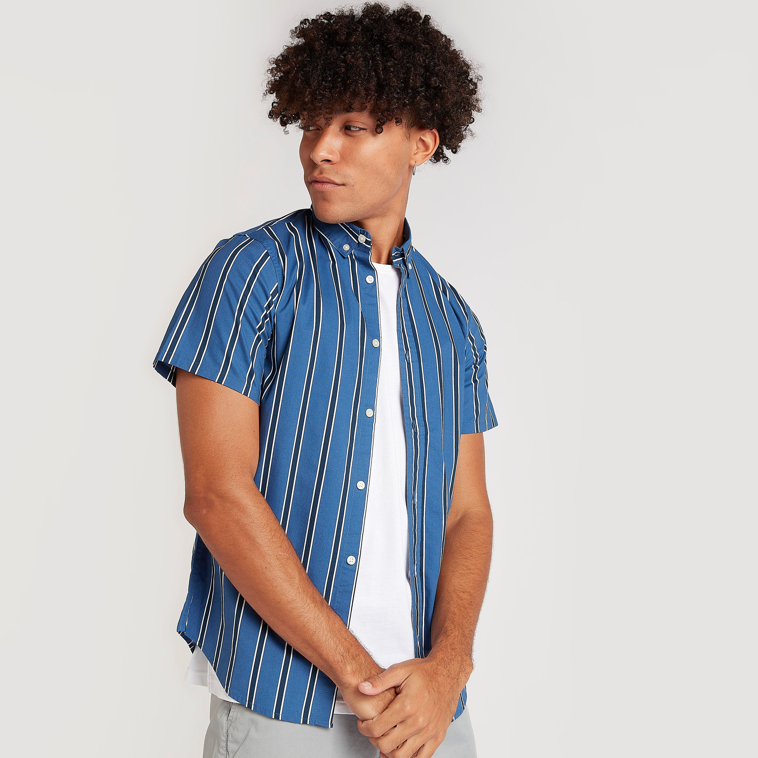 قميص مخطط بأكمام قصيرة وزر إغلاق-men-clothing-shirts-image-7