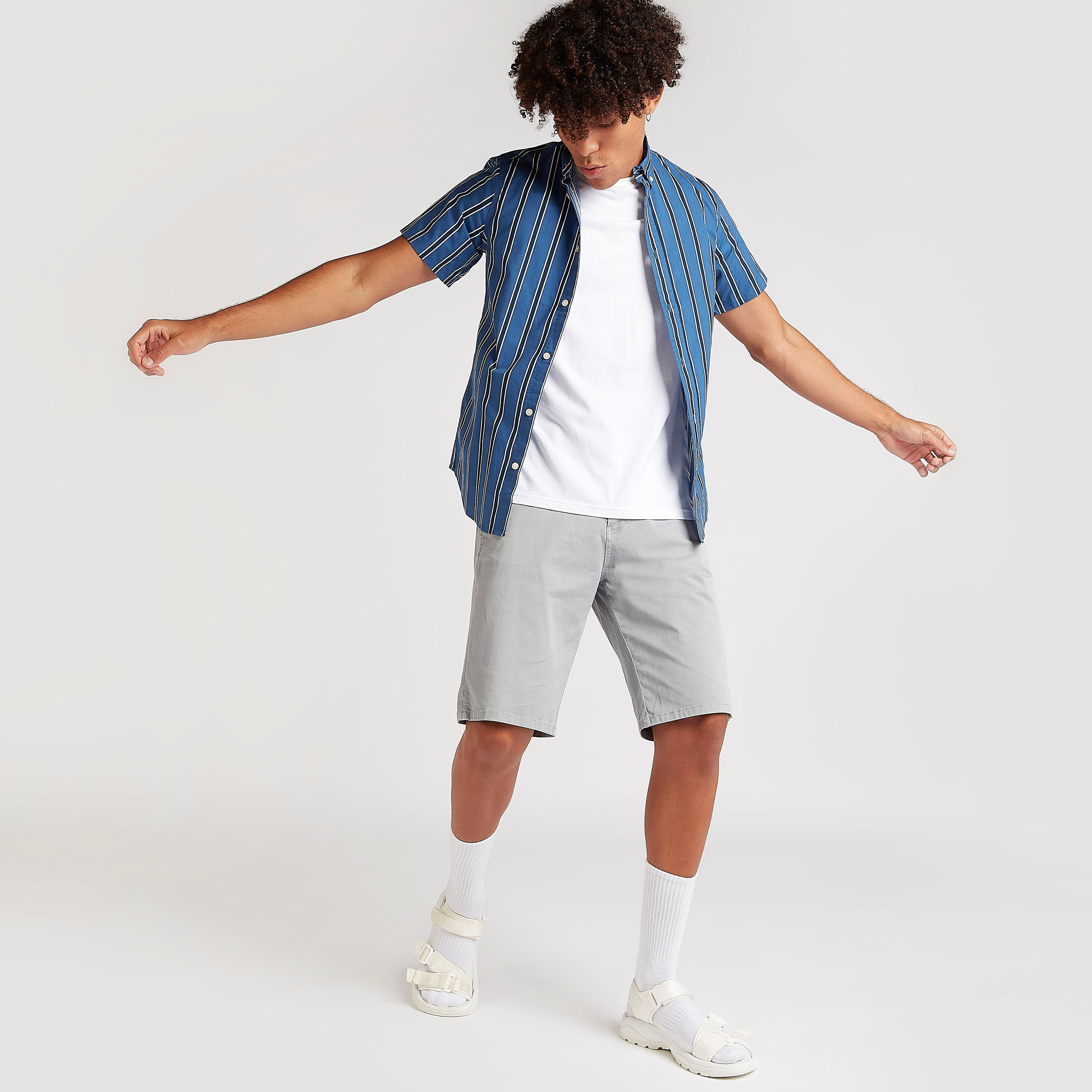 قميص مخطط بأكمام قصيرة وزر إغلاق-men-clothing-shirts-image-6