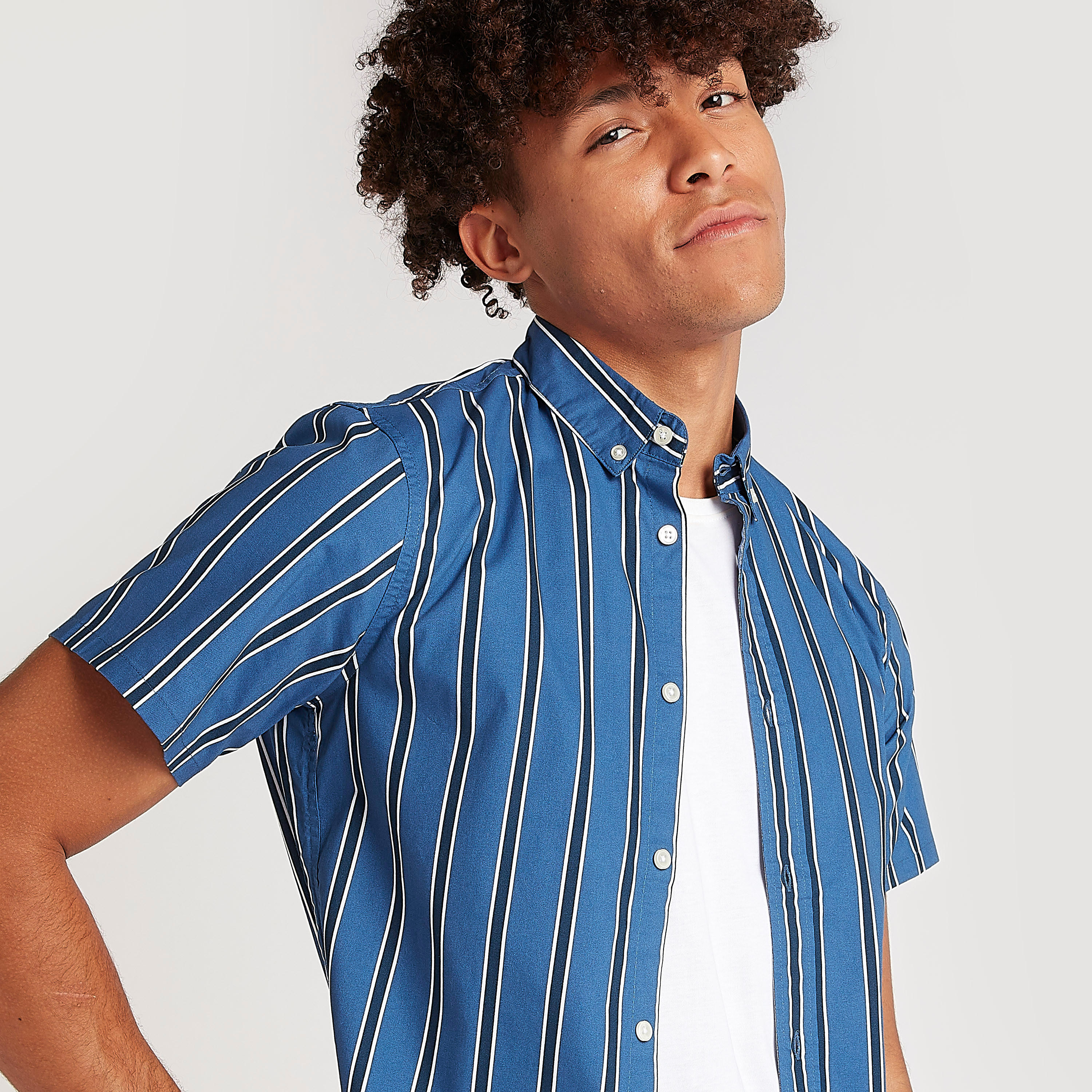 قميص مخطط بأكمام قصيرة وزر إغلاق-men-clothing-shirts-image-5