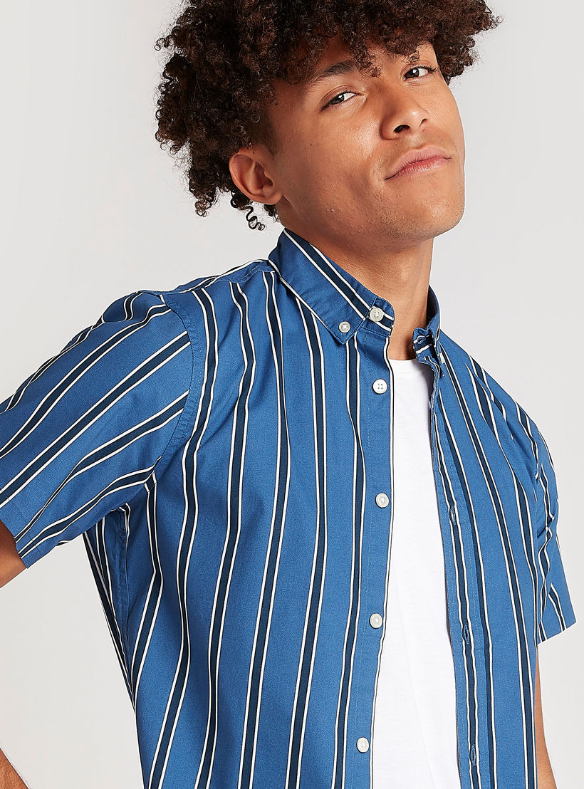 قميص مخطط بأكمام قصيرة وزر إغلاق-men-clothing-shirts-image-5