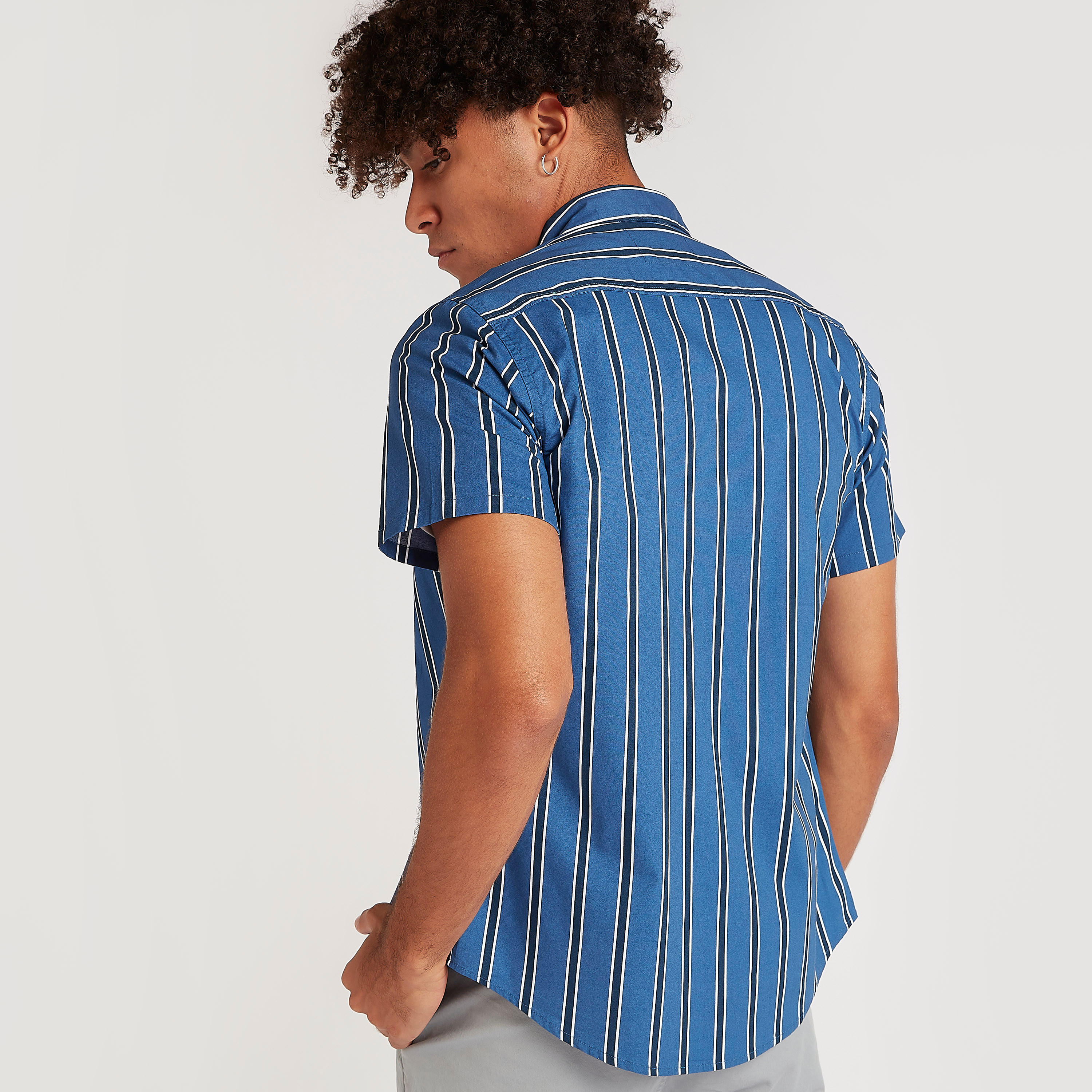 قميص مخطط بأكمام قصيرة وزر إغلاق-men-clothing-shirts-image-4