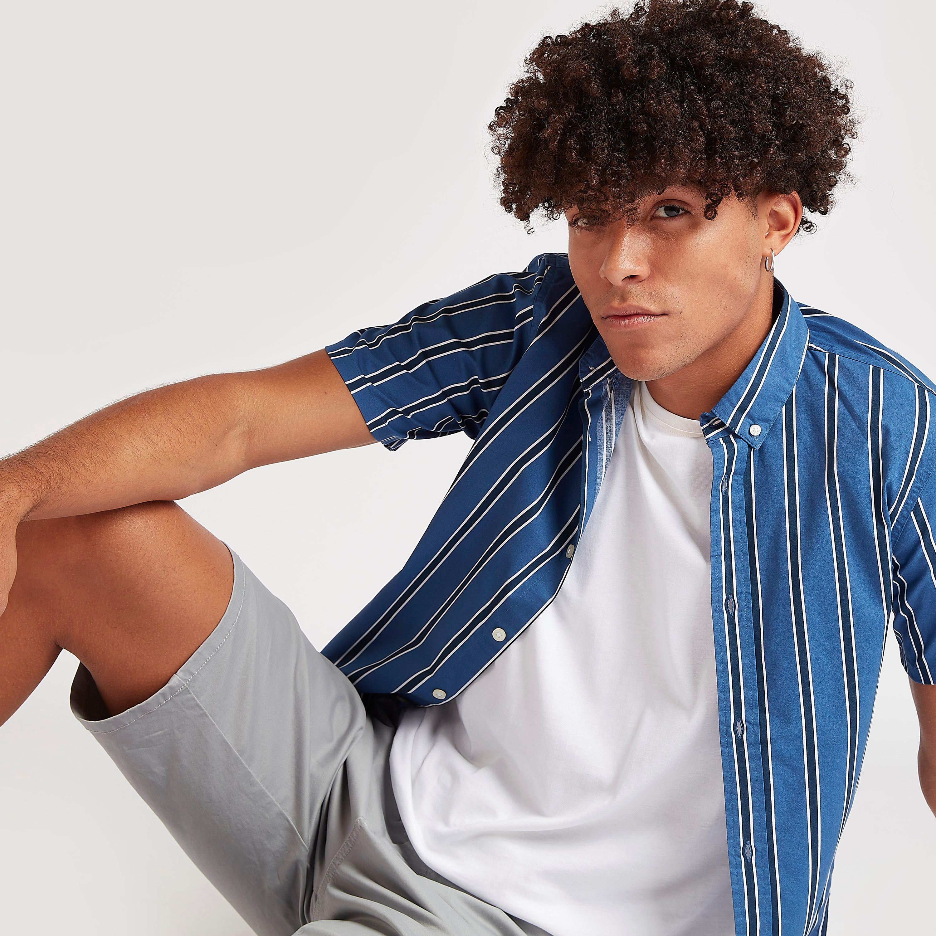 قميص مخطط بأكمام قصيرة وزر إغلاق-men-clothing-shirts-image-3