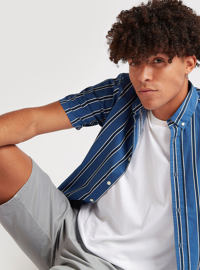 قميص مخطط بأكمام قصيرة وزر إغلاق-men-clothing-shirts-image-3