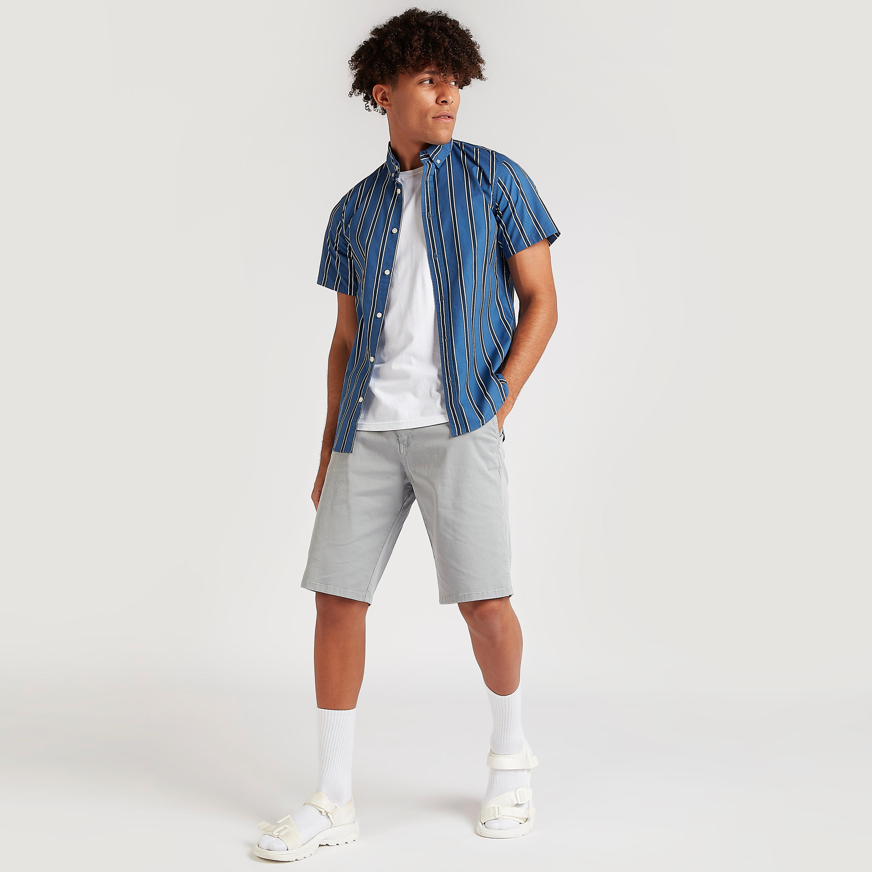 قميص مخطط بأكمام قصيرة وزر إغلاق-men-clothing-shirts-image-2