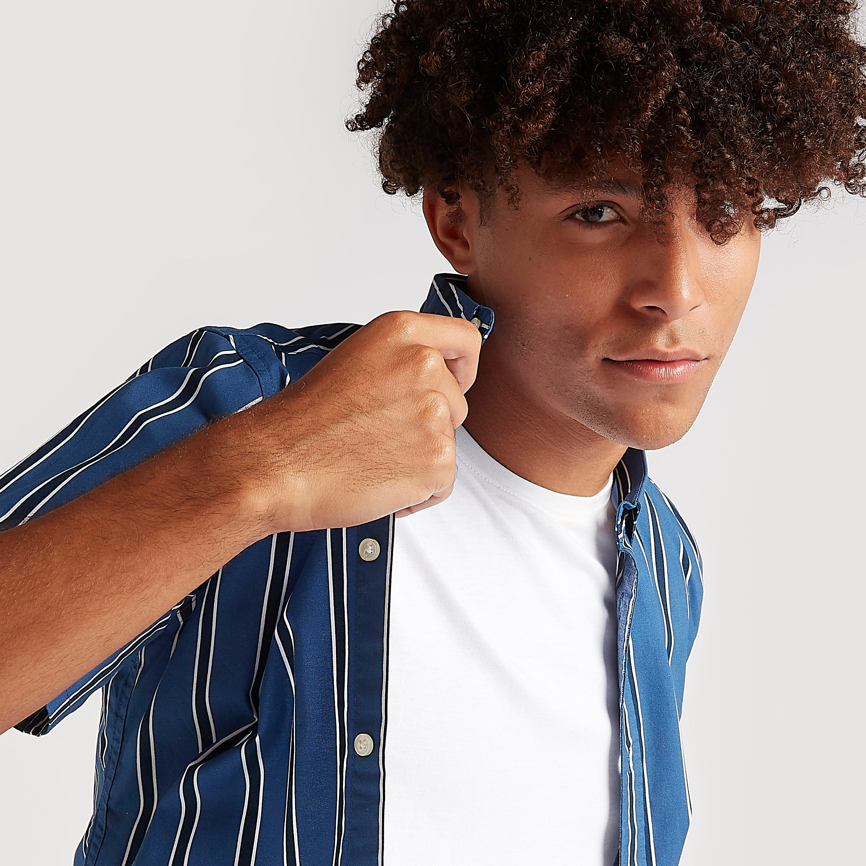 قميص مخطط بأكمام قصيرة وزر إغلاق-men-clothing-shirts-image-1