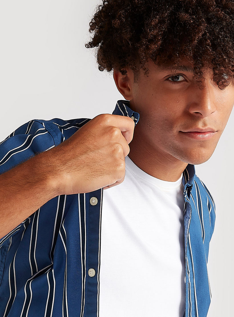 قميص مخطط بأكمام قصيرة وزر إغلاق-men-clothing-shirts-image-1