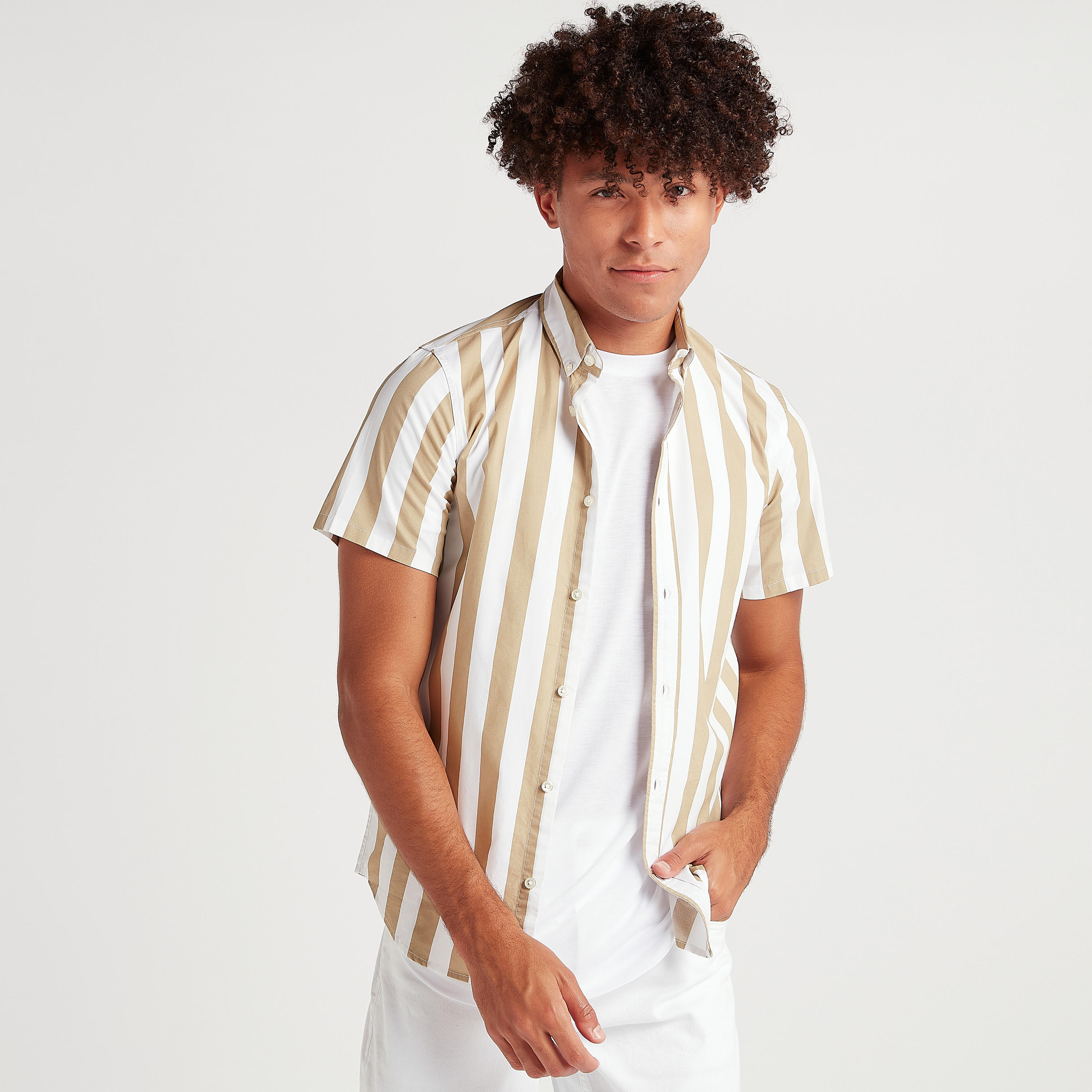 قميص مخطط بأكمام قصيرة وزر إغلاق-men-clothing-shirts-image-1