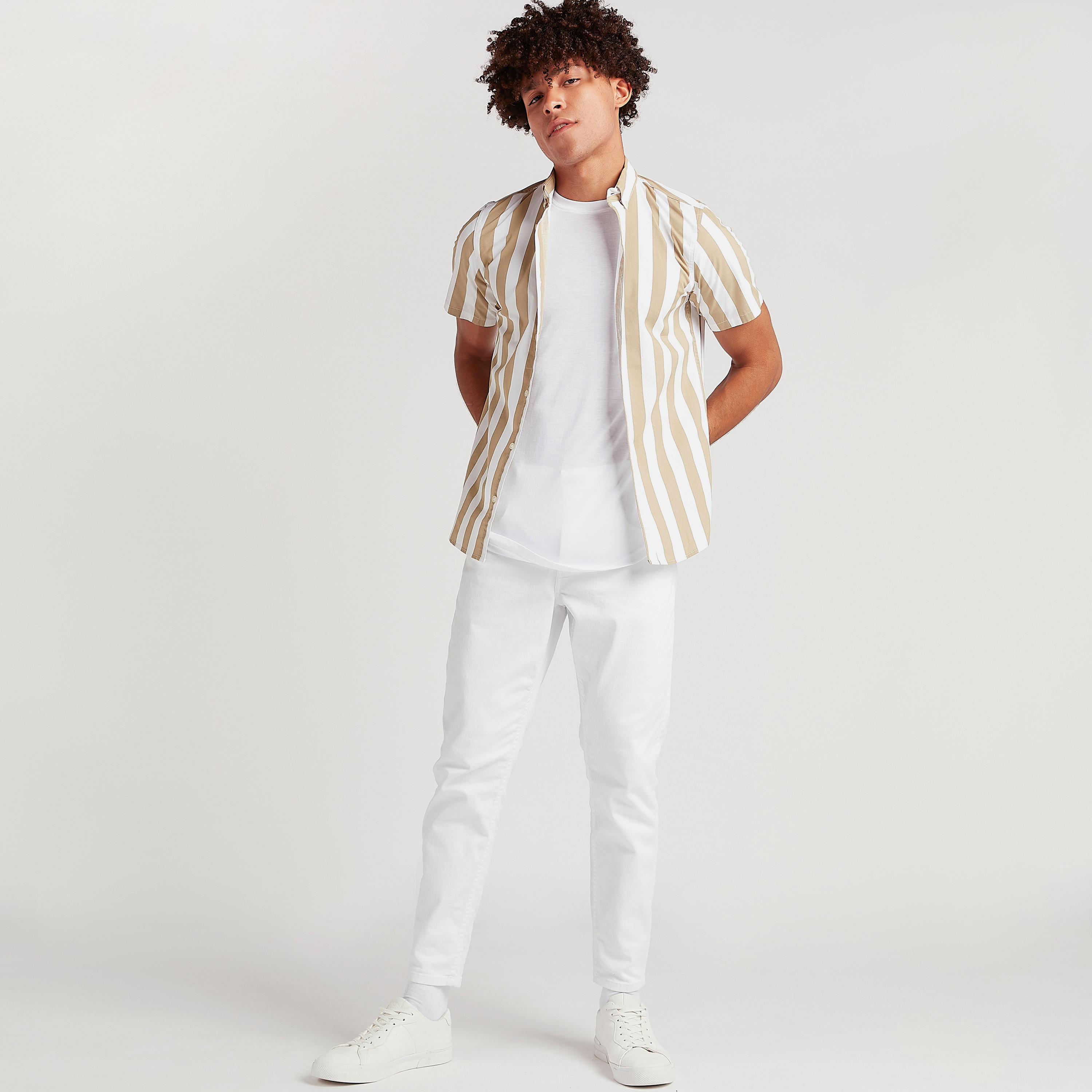 قميص مخطط بأكمام قصيرة وزر إغلاق-men-clothing-shirts-image-2