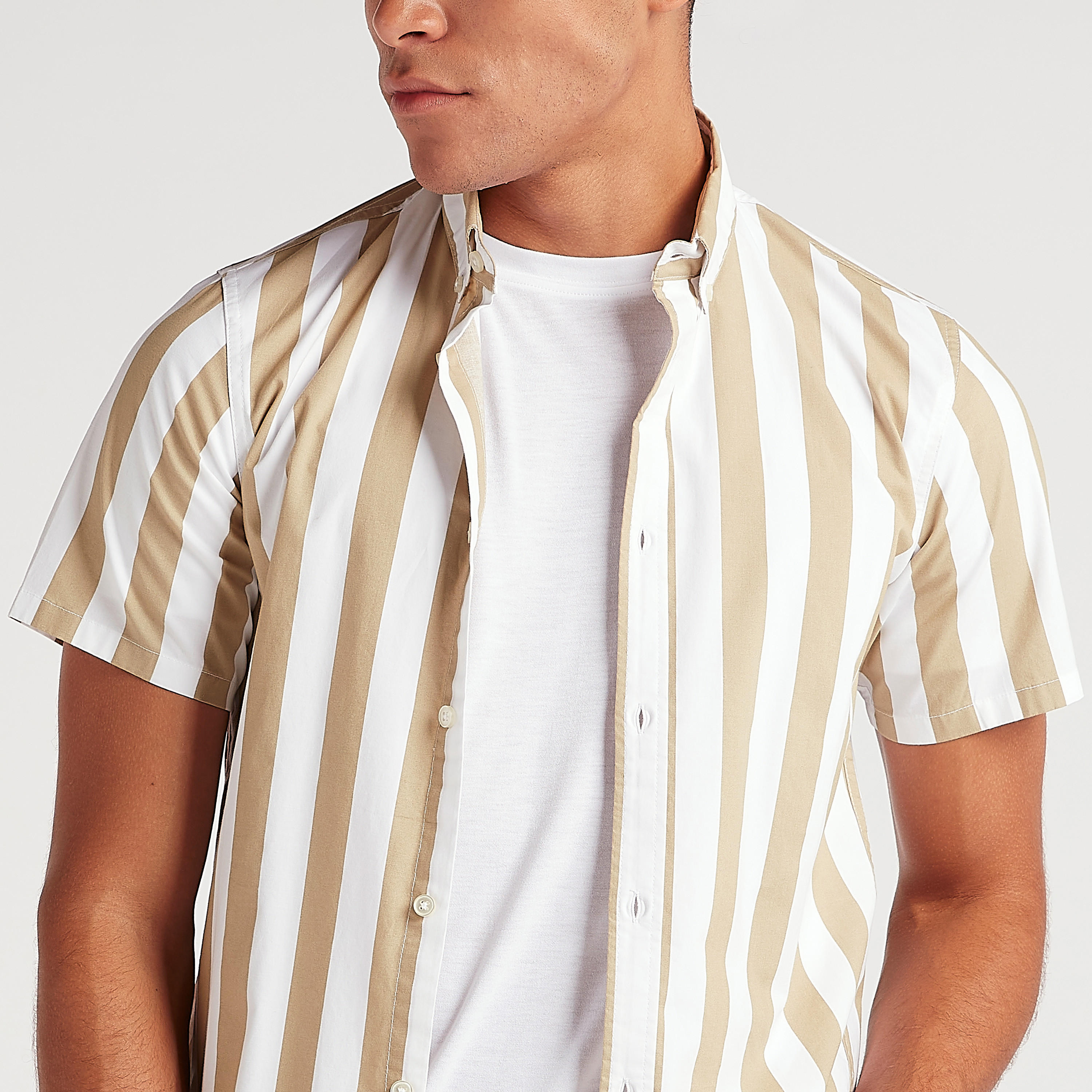 قميص مخطط بأكمام قصيرة وزر إغلاق-men-clothing-shirts-image-3
