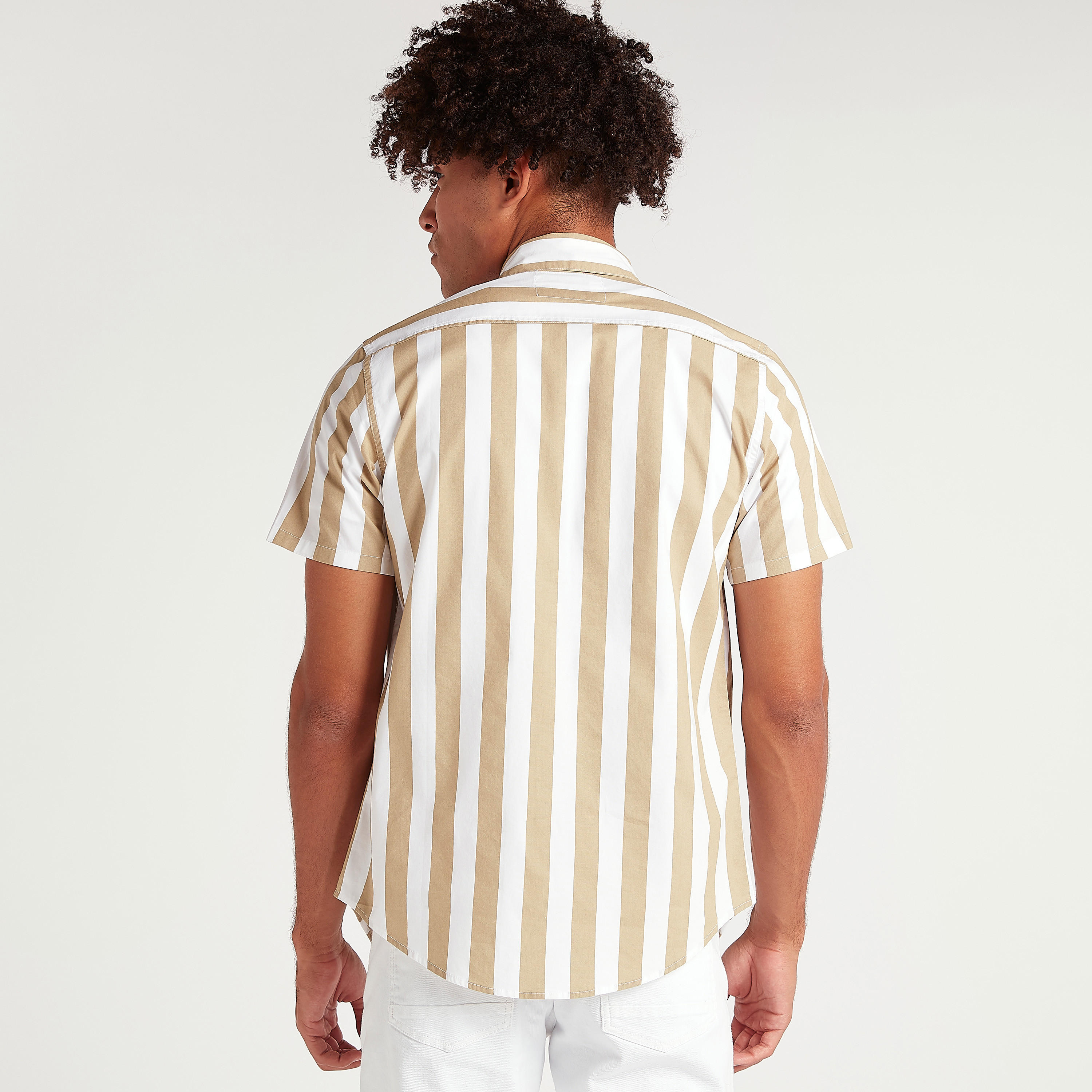 قميص مخطط بأكمام قصيرة وزر إغلاق-men-clothing-shirts-image-4