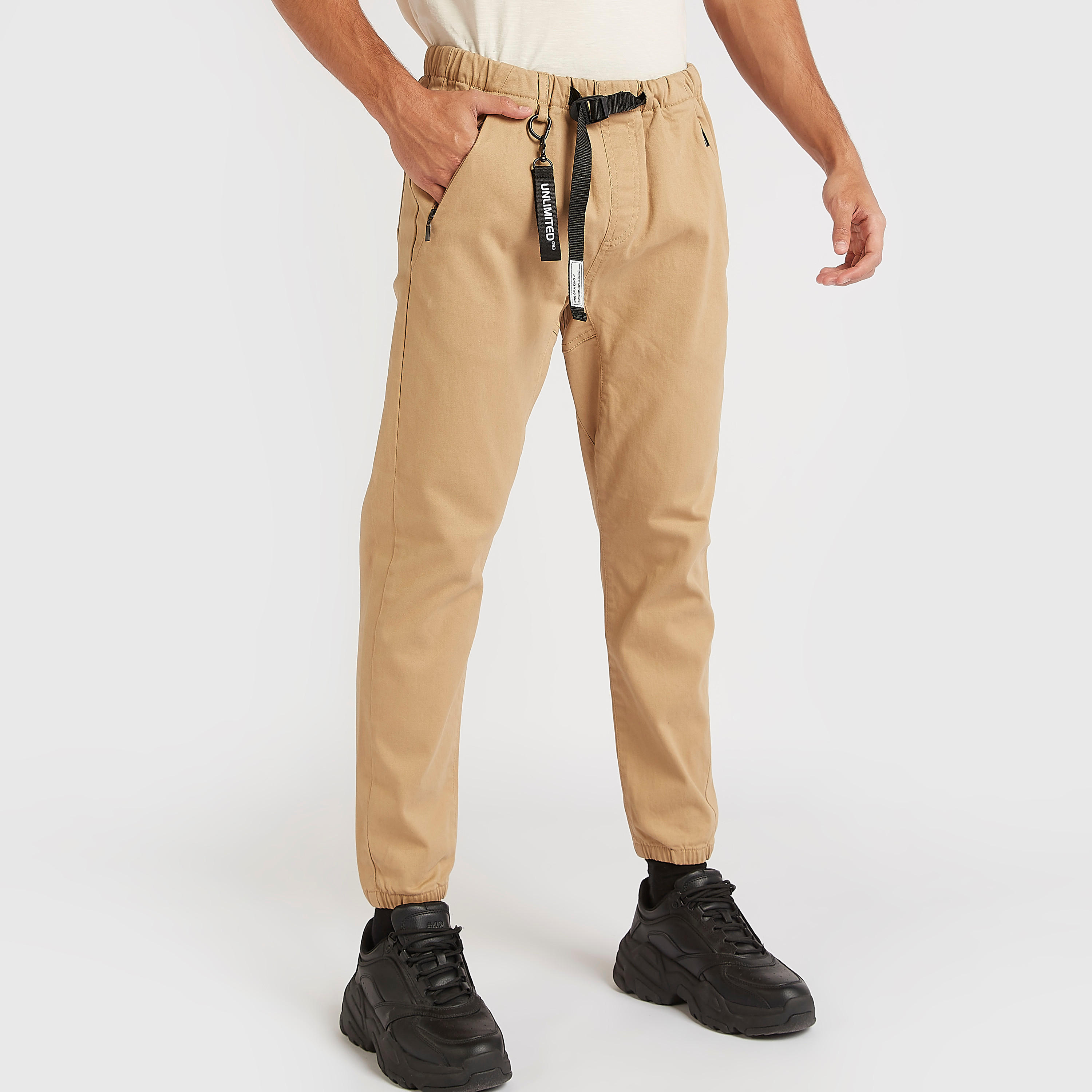 بنطلون رياضي سادة سليم فيت بخصر متوسط الارتفاع وجيوب بسحاب-men-clothing-bottoms-joggers-image-1