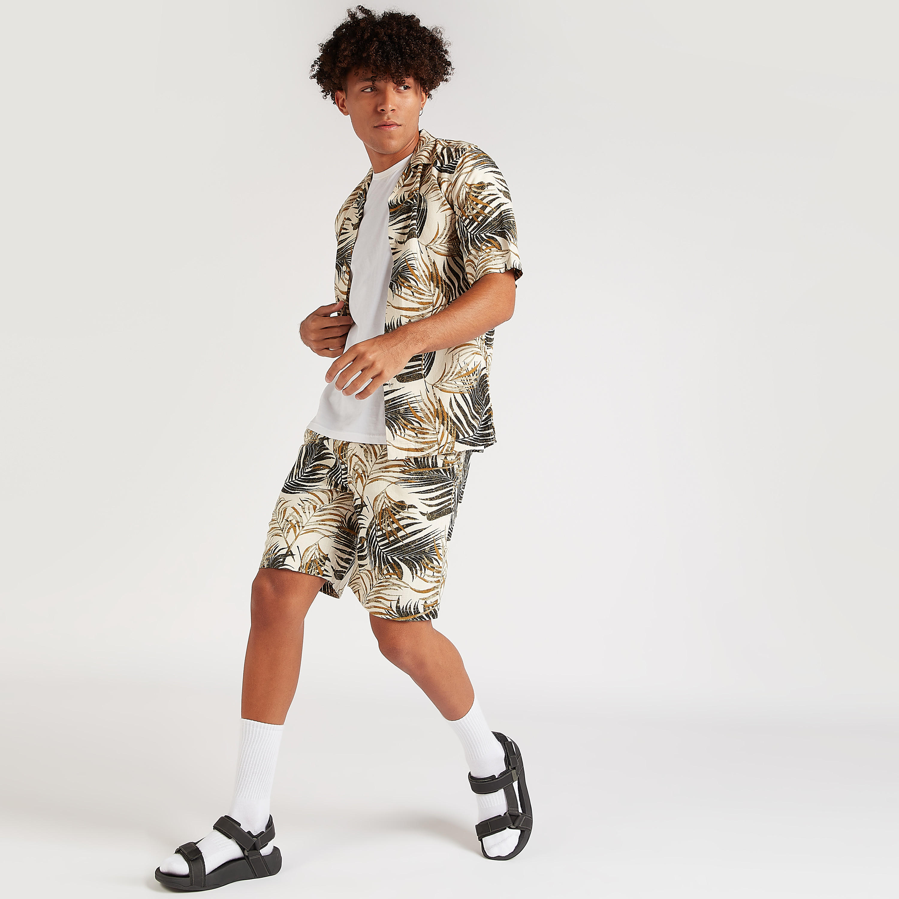 شورت بخصر مطاطي برباط وطبعات بوتانيكال-men-clothing-bottoms-shorts-image-4