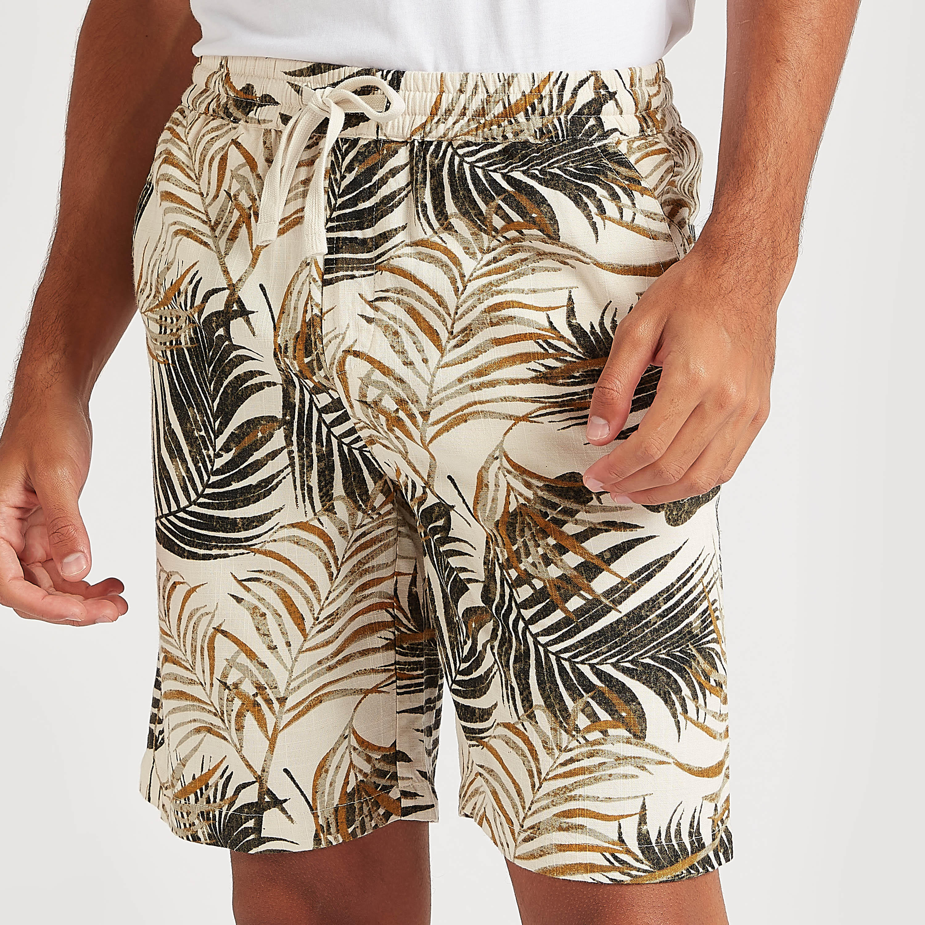 شورت بخصر مطاطي برباط وطبعات بوتانيكال-men-clothing-bottoms-shorts-image-3