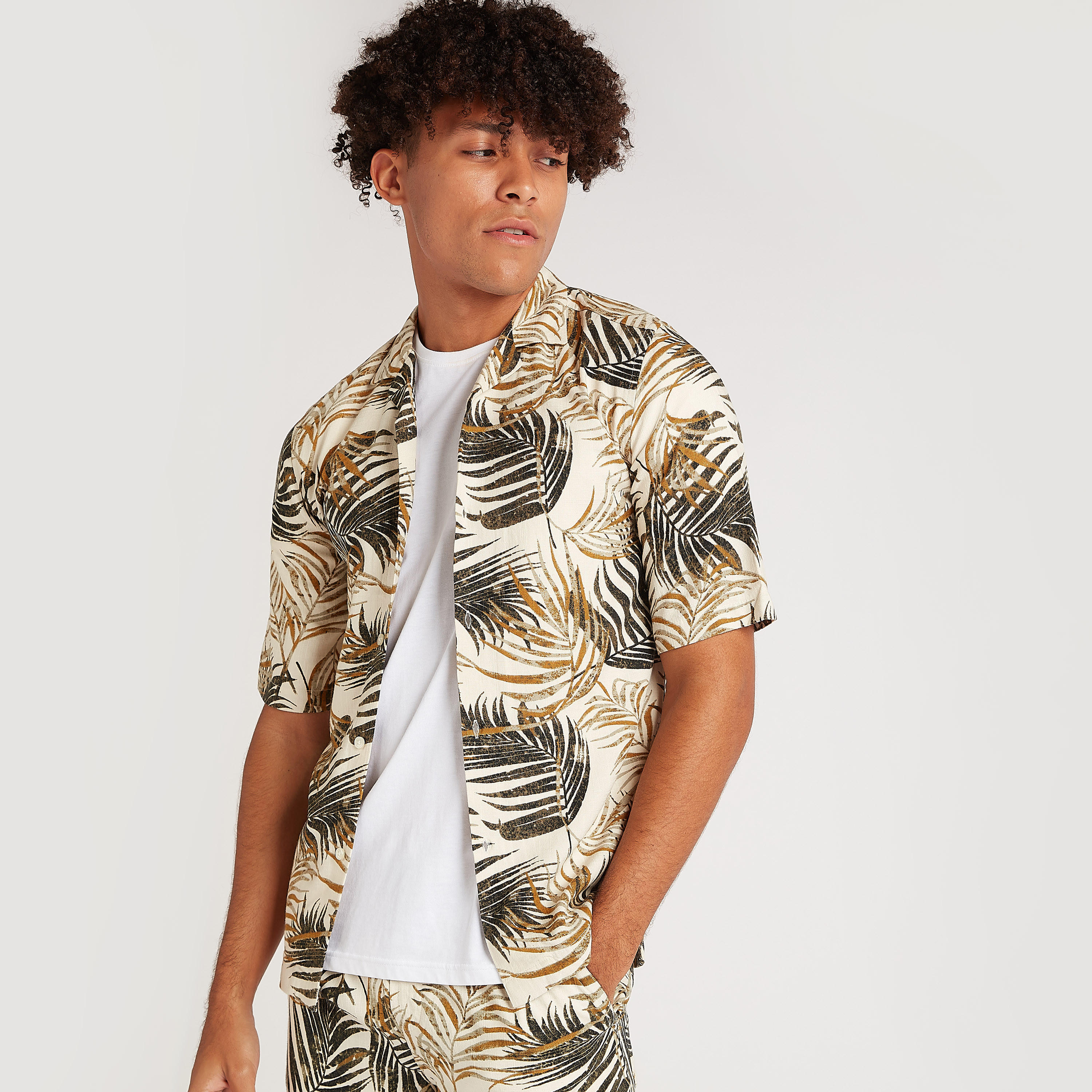 قميص بطبعات بوتانيكال وياقة واسعة وأكمام قصيرة-men-clothing-shirts-image-1
