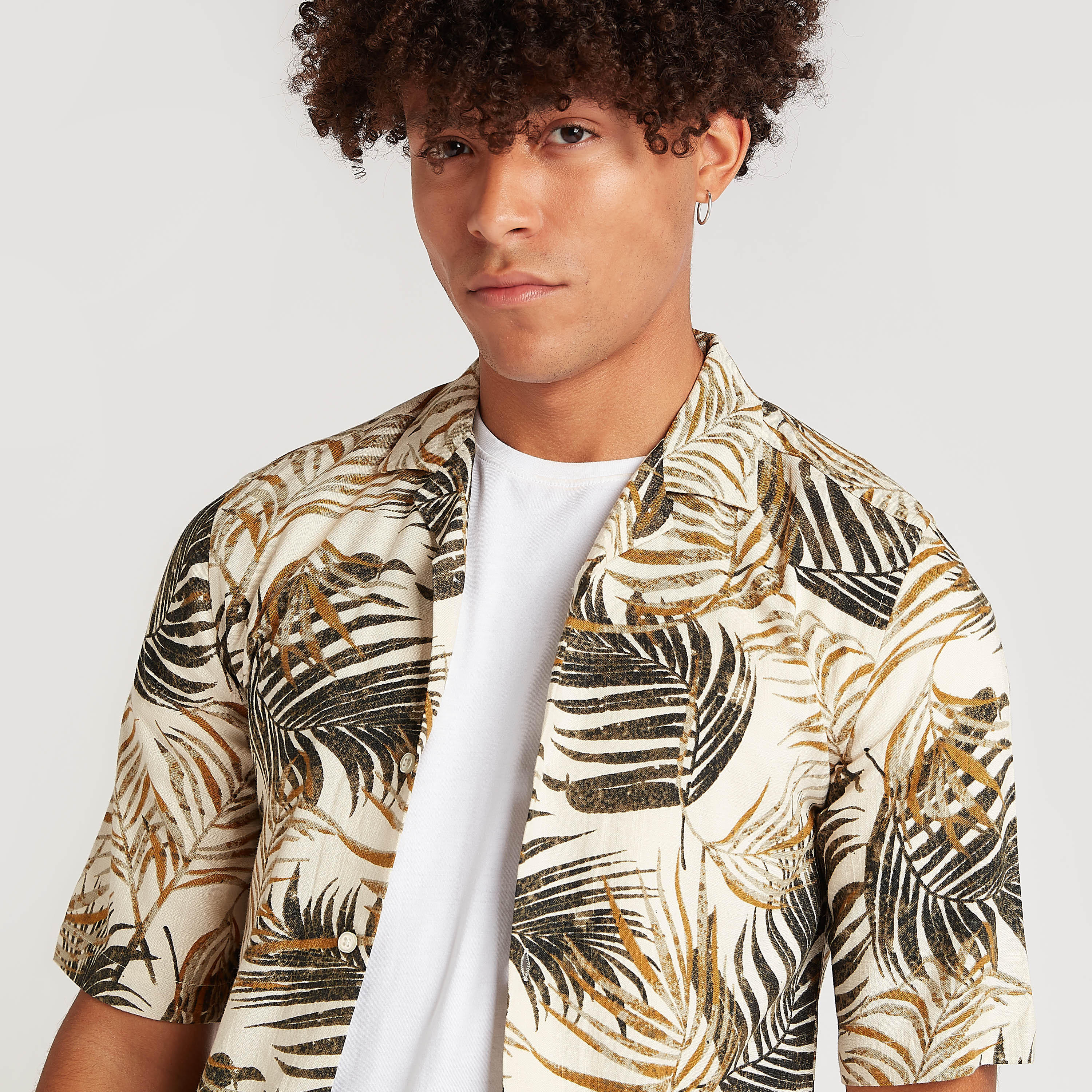 قميص بطبعات بوتانيكال وياقة واسعة وأكمام قصيرة-men-clothing-shirts-image-3