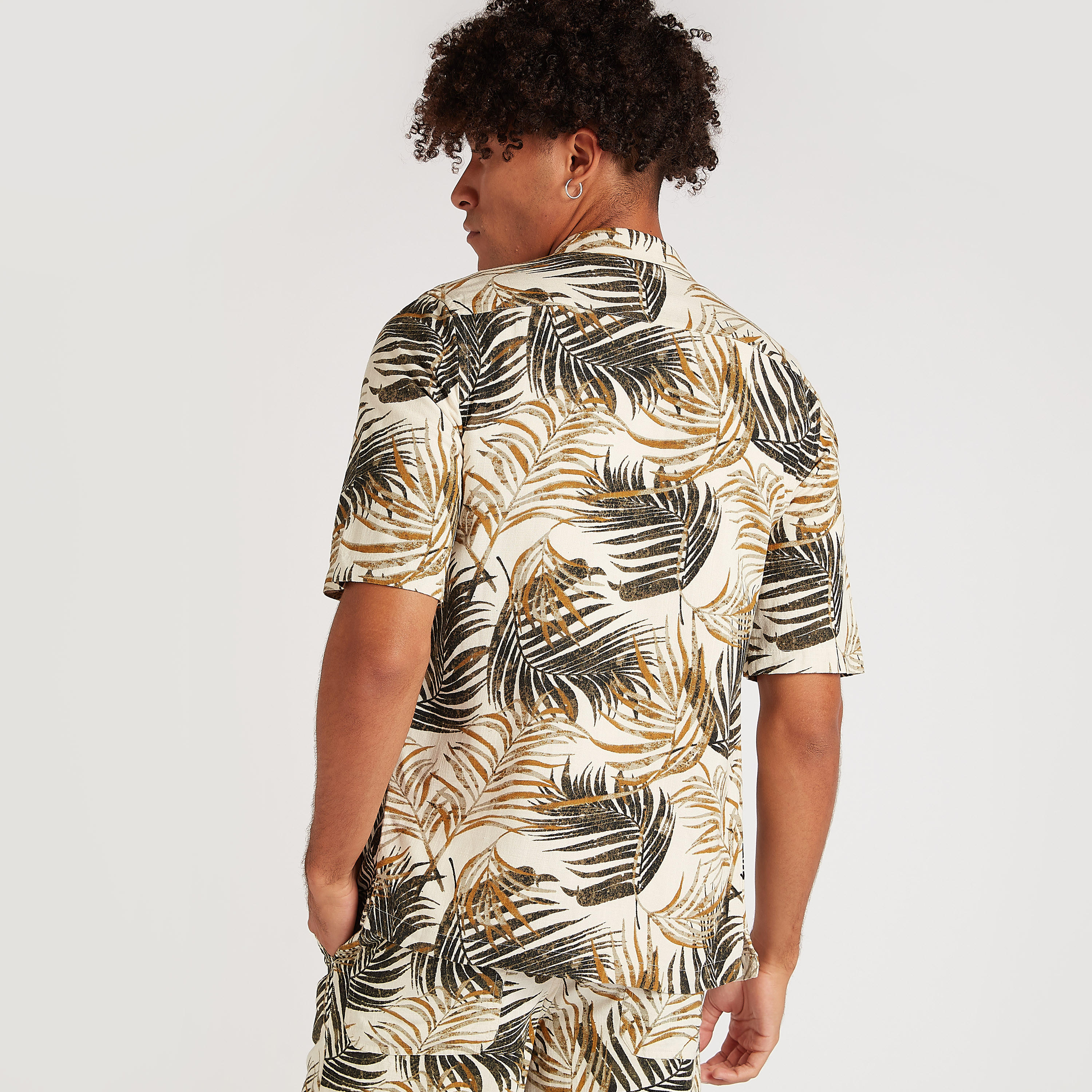 قميص بطبعات بوتانيكال وياقة واسعة وأكمام قصيرة-men-clothing-shirts-image-4