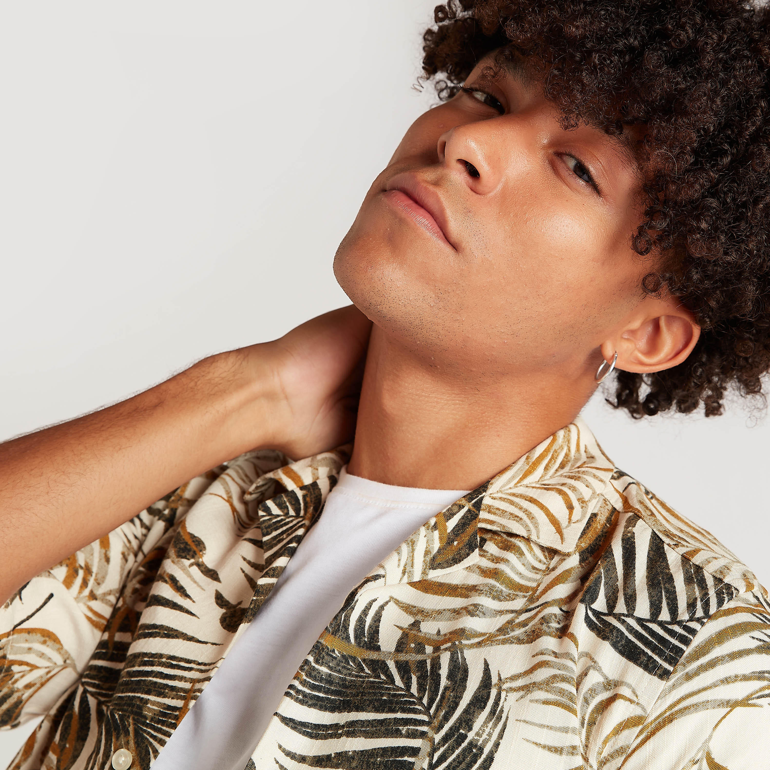 قميص بطبعات بوتانيكال وياقة واسعة وأكمام قصيرة-men-clothing-shirts-image-5
