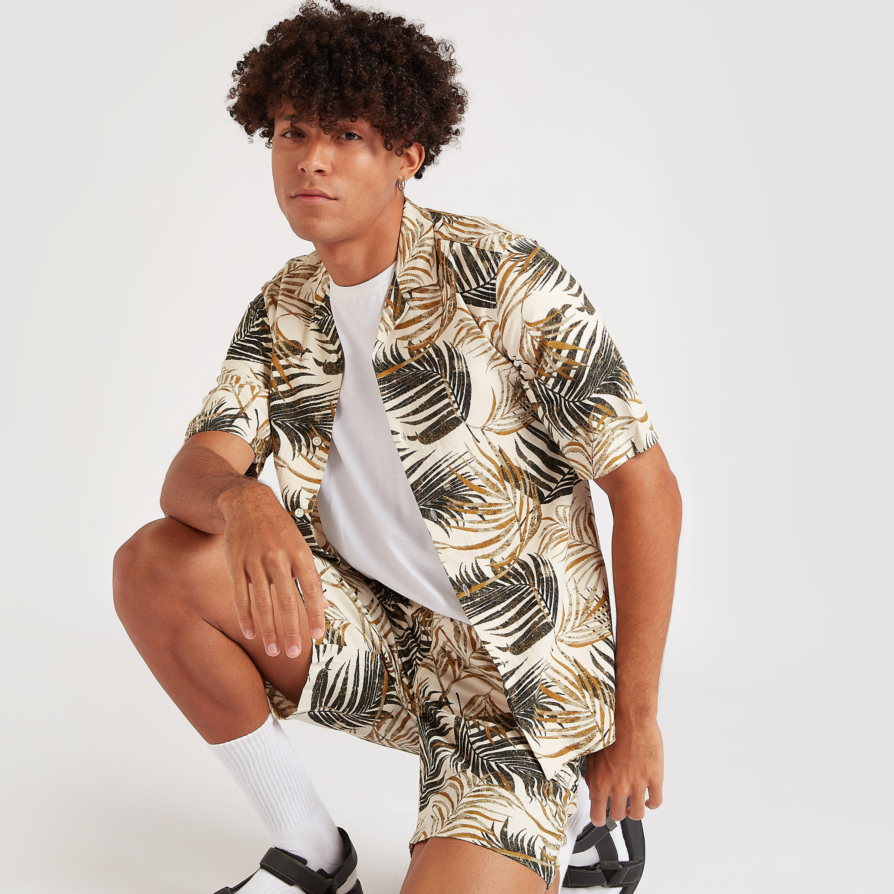 قميص بطبعات بوتانيكال وياقة واسعة وأكمام قصيرة-men-clothing-shirts-image-6
