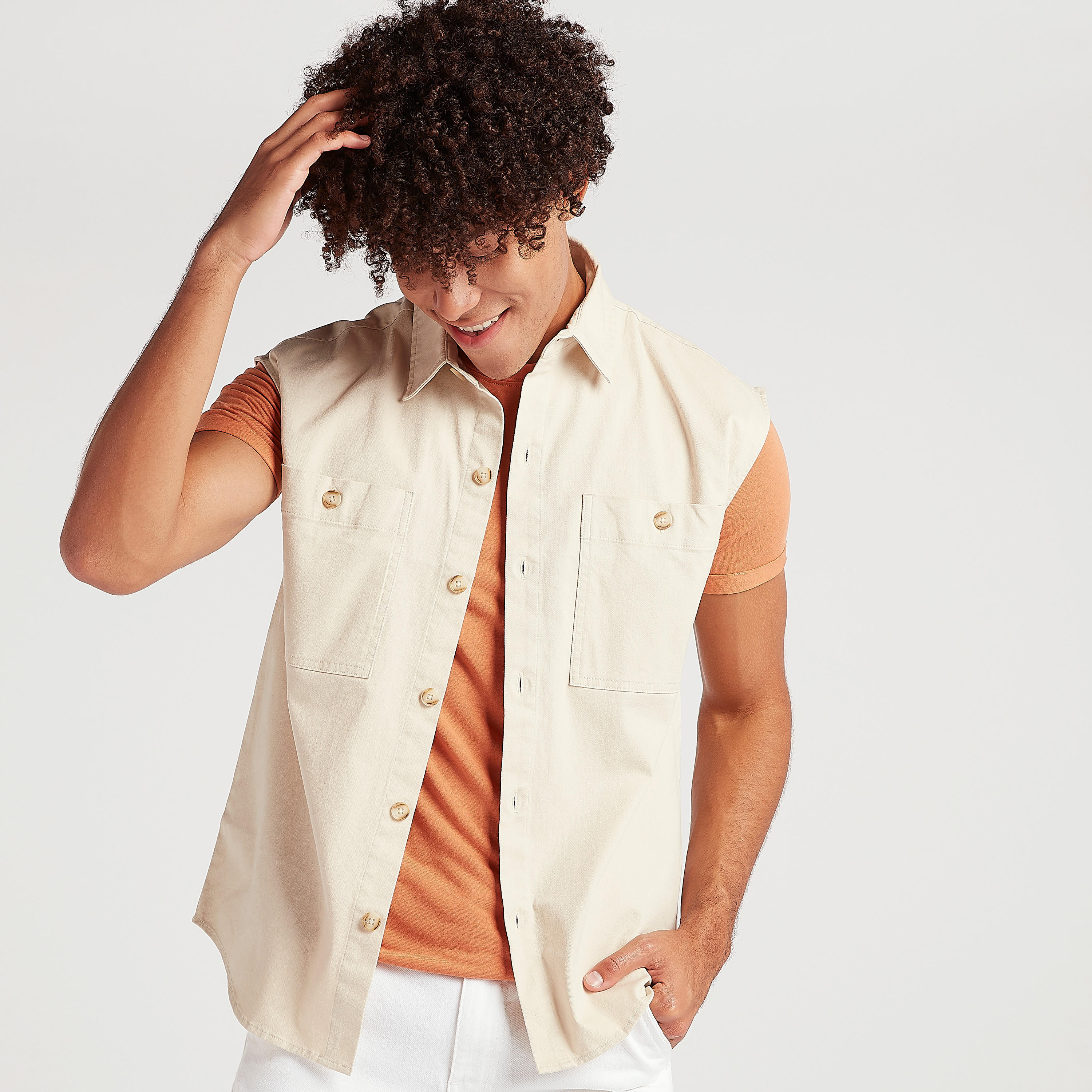قميص دون أكمام بارز الملمس بجيوب على الصدر-men-clothing-shirts-image-4